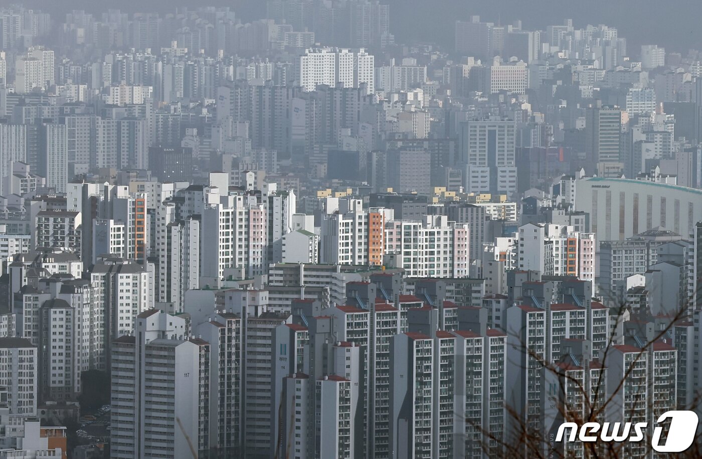 본문 이미지 - 서울 남산타워에서 바라본 아파트 단지 전경.ⓒ News1 김민지 기자