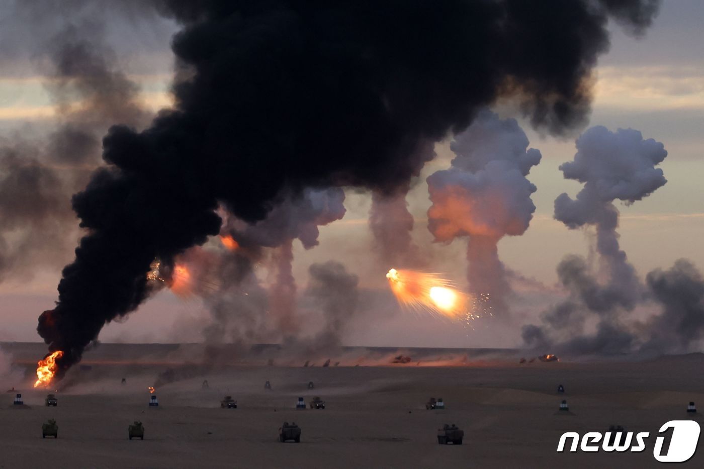 본문 이미지 - 걸프협력회의(GCC) 국가 군대들이 6일(현지시간) 쿠웨이트의 북서쪽 알 아드라 지역에서 '인테그레이션 1'이라는 이름의 합동 군사 훈련에 참가하고 있다. (사진은 기사 내용과 무관함) / 뉴스1 ⓒ News1 2023.12.06 ⓒ AFP=뉴스1 ⓒ News1 정지윤 기자