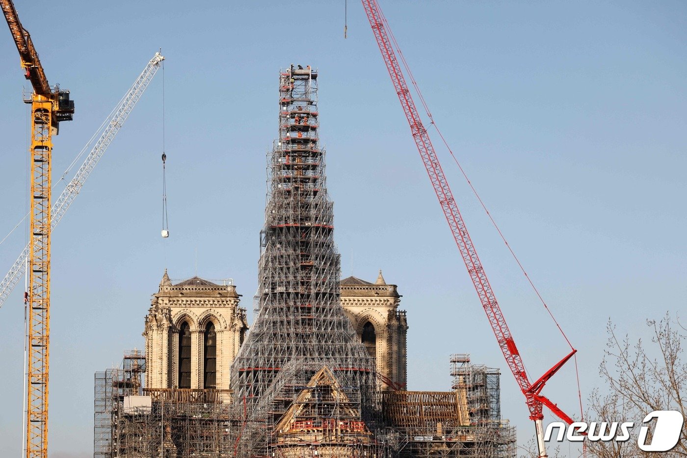 본문 이미지 - 화재로 복원 중인 프랑스 파리의 노트르담 성당 건설 현장에서 6일(현지시간) 첨탑이 지어지고 있다. 2023.12.06 ⓒ AFP=뉴스1 ⓒ News1 정지윤 기자