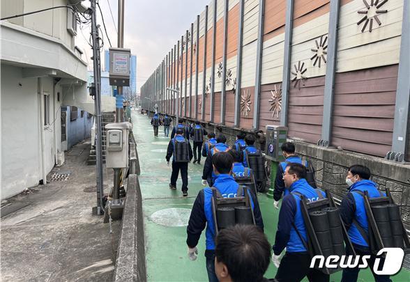 동구 좌천동 일대 취약계층에 직접 연탄을 배달하는 부산환경공단 임직원들&#40;부산환경공단 제공&#41;