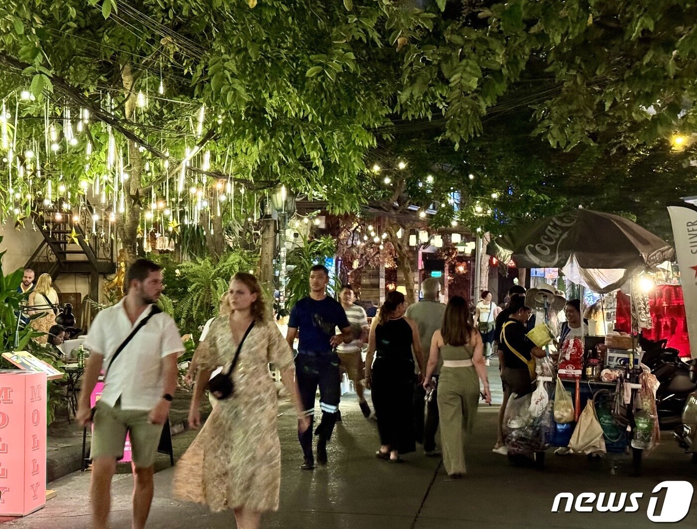 본문 이미지 - 람부뜨리는 골목이 좁고 나무가 우거진 풍경이 인상적인 곳이다. ⓒ News1 이민주 기자