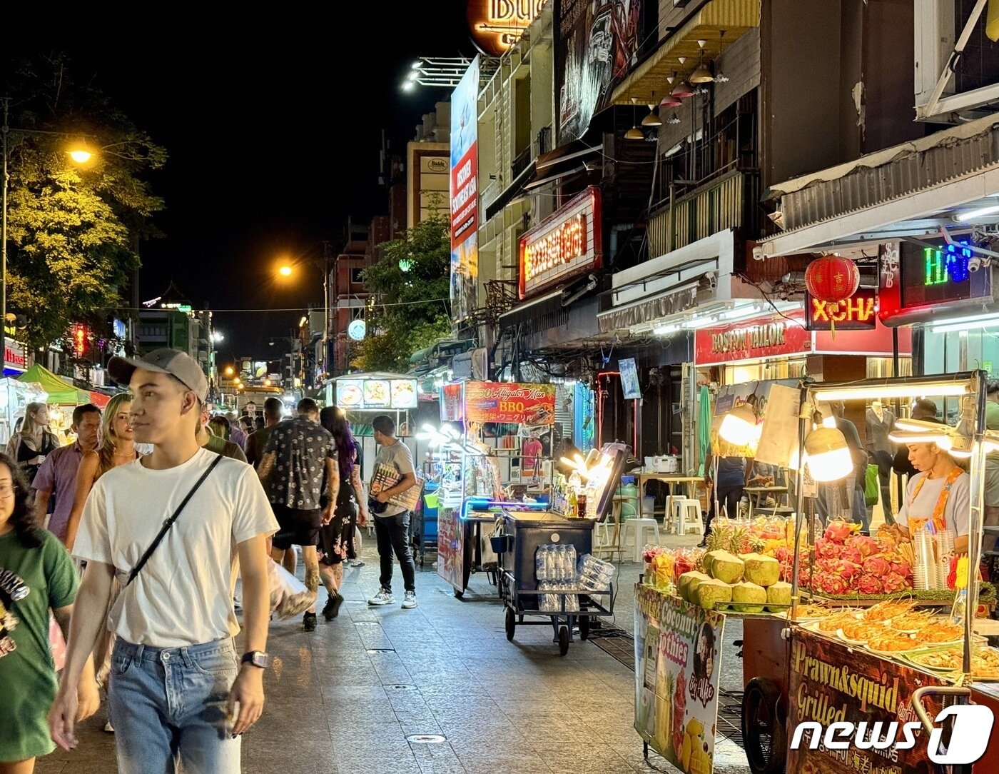 본문 이미지 - 과거 쌀 시장이었던 카오산로드는 배낭여행객의 성지라고 불린다.  ⓒ News1 이민주 기자