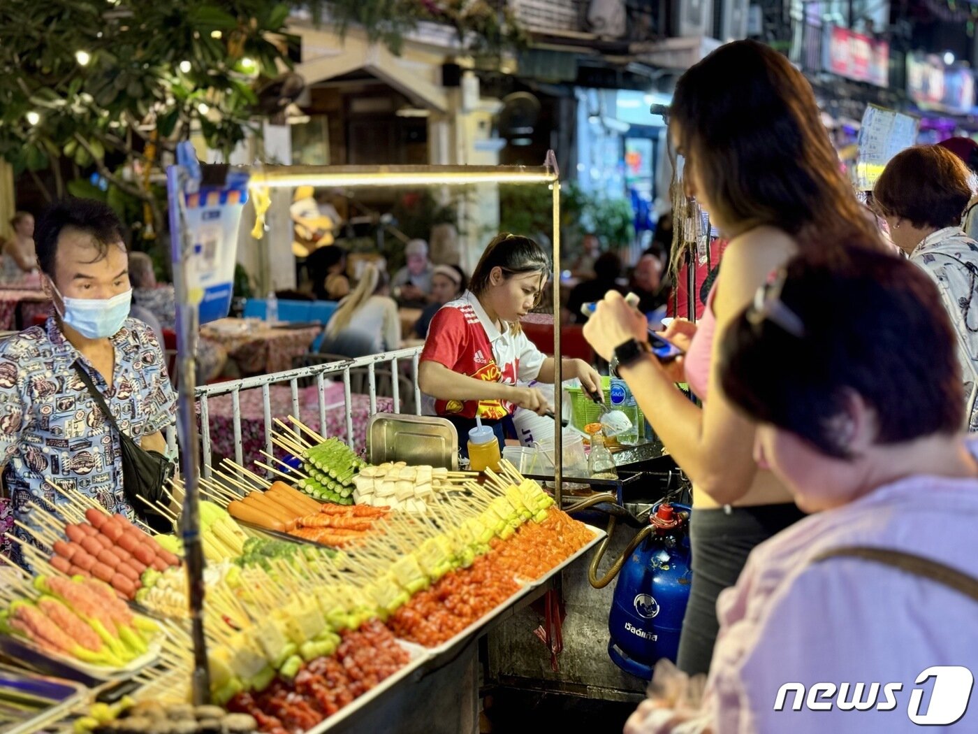 본문 이미지 - 카오산로드에서는 다양한 길거리 음식을 맛볼 수 있다. ⓒ News1 이민주 기자