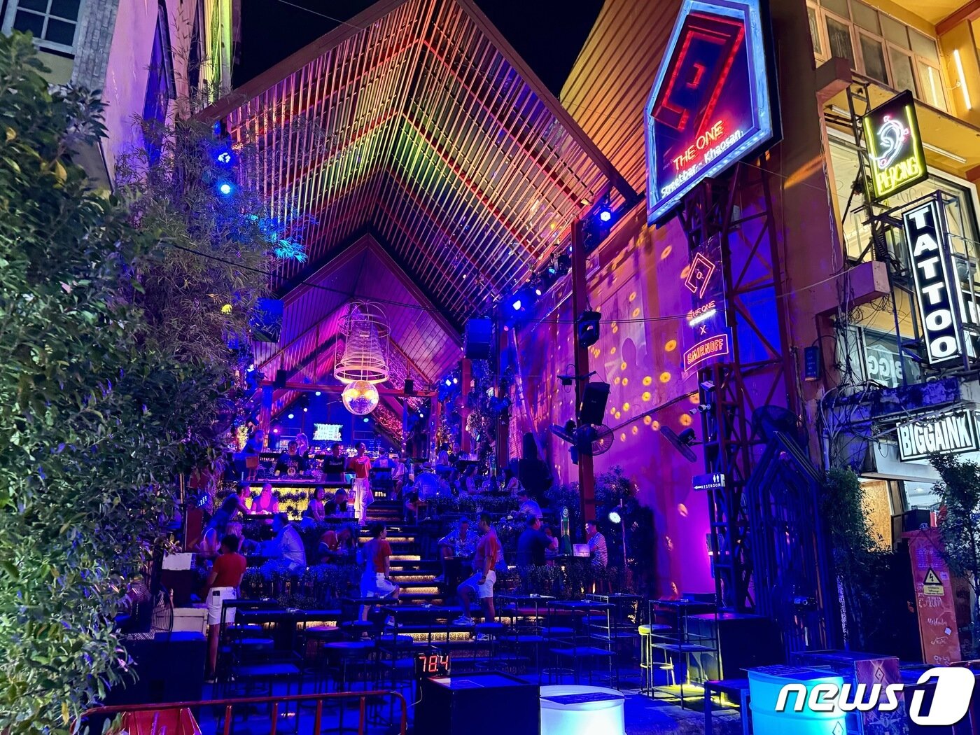 본문 이미지 - 카오산로드에는 클럽, 술집 등도 즐비하다.  ⓒ News1 이민주 기자