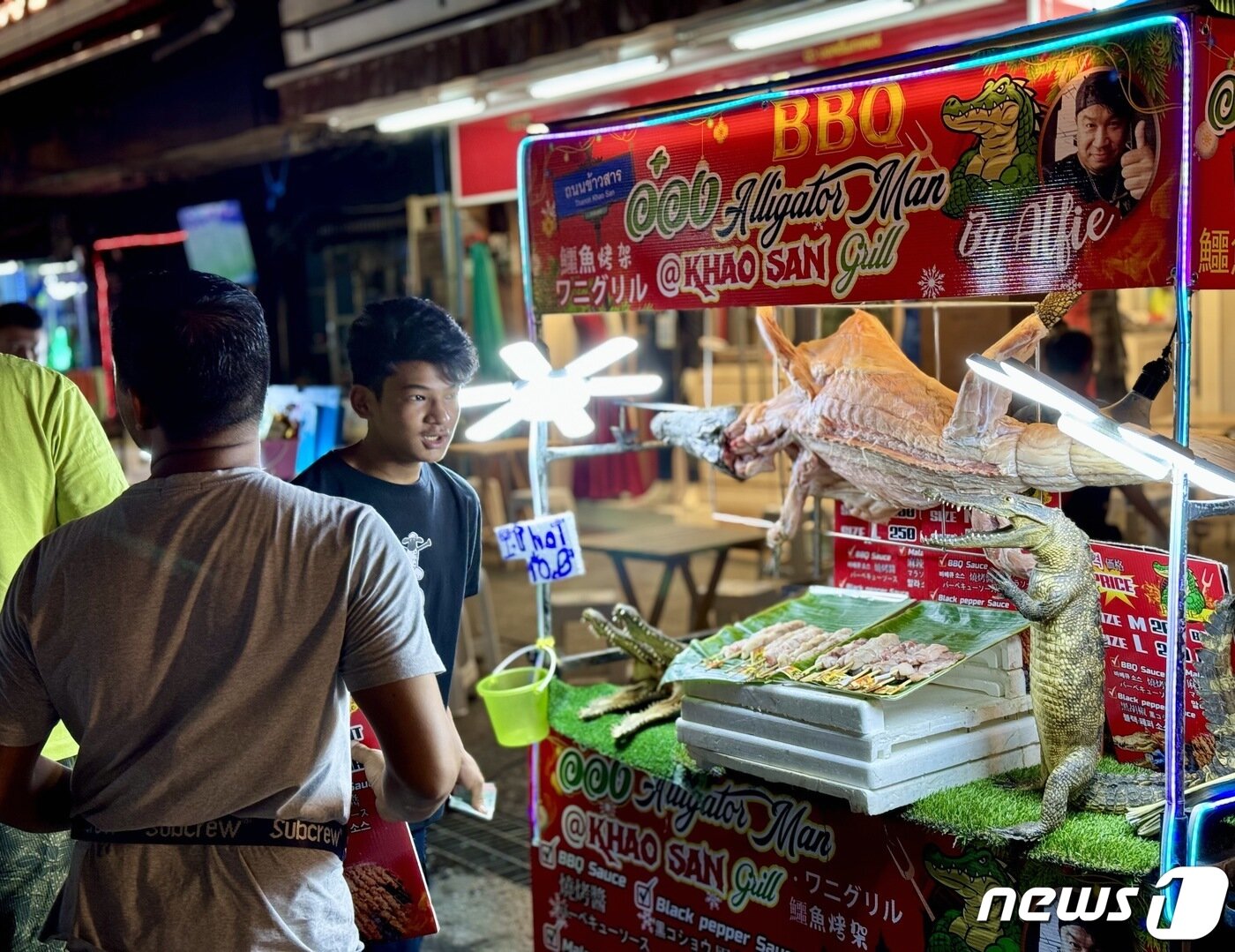 본문 이미지 - 카오산로드에서는 태국의 이국적인 음식도 맛볼 수 있다. 사진은 악어고기를 파는 노점상. ⓒ News1 이민주 기자