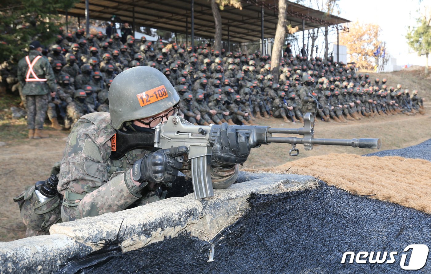 본문 이미지 - 충남 논산 육군훈련소 각개전투훈련장에서 훈련병들이 훈련을 받고 있다. 2023.12.7/뉴스1 ⓒ News1 김기태 기자