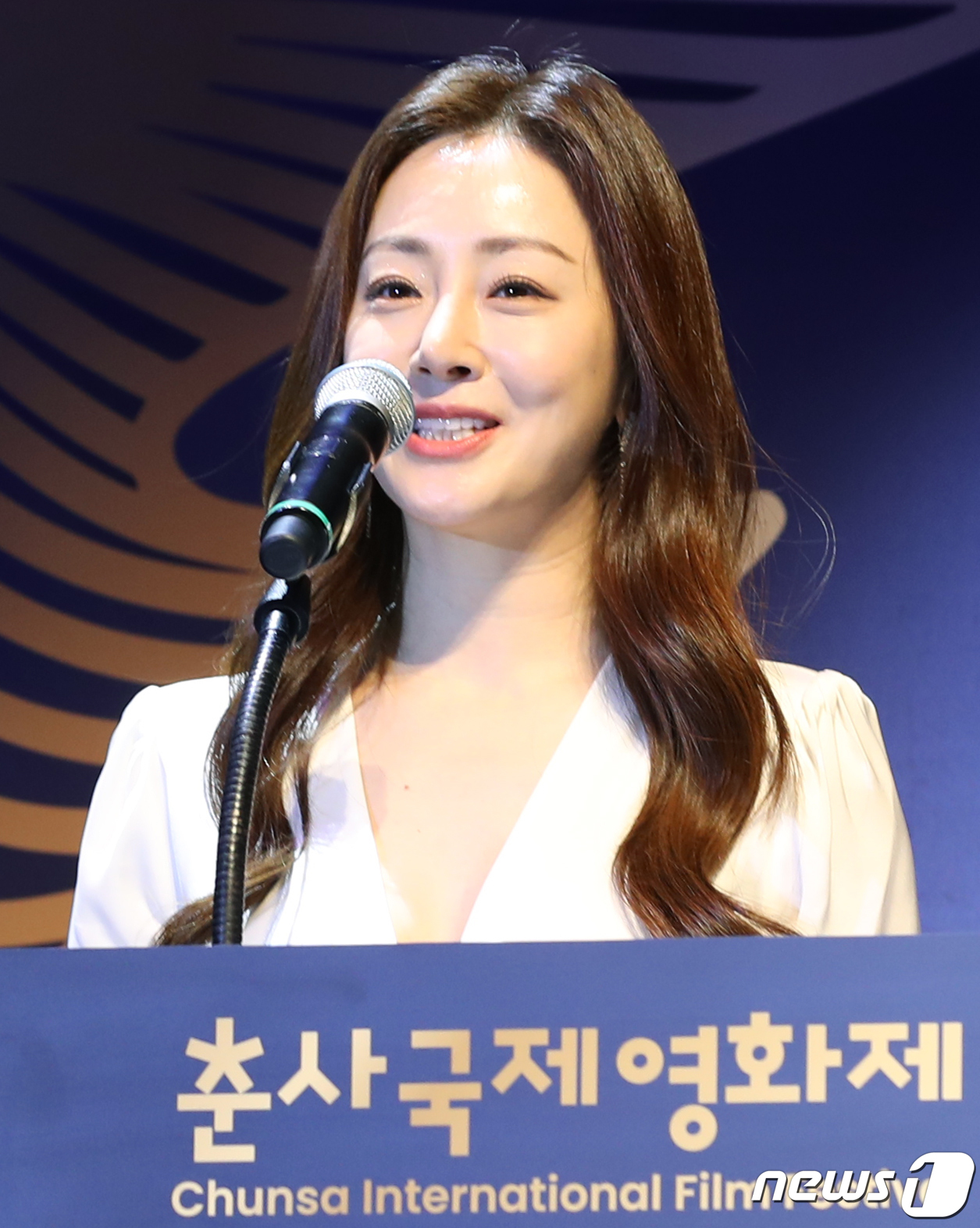 (서울=뉴스1) 권현진 기자 = 배우 오나라가 7일 오후 서울 강남구 논현동 건설회관에서 열린 제 28회 춘사국제영화제에서 시상자를 호명하고 있다. 2023.12.7/뉴스1