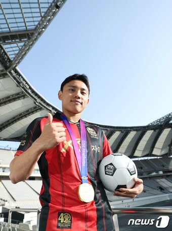 본문 이미지 - 김천상무를 조기 전역한 축구선수 조영욱(FC서울)이 7일 서울 마포구 상암월드컵경기장에서 열린 뉴스1과의 인터뷰에 앞서 포즈를 취하고 있다. 2023.12.8/뉴스1 ⓒ News1 권현진 기자