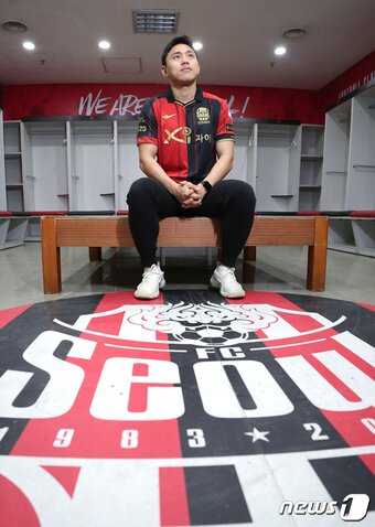 본문 이미지 - 김천상무를 조기 전역한 축구선수 조영욱(FC서울)이 7일 서울 마포구 상암월드컵경기장에서 열린 뉴스1과의 인터뷰에 앞서 포즈를 취하고 있다. 2023.12.8/뉴스1 ⓒ News1 권현진 기자