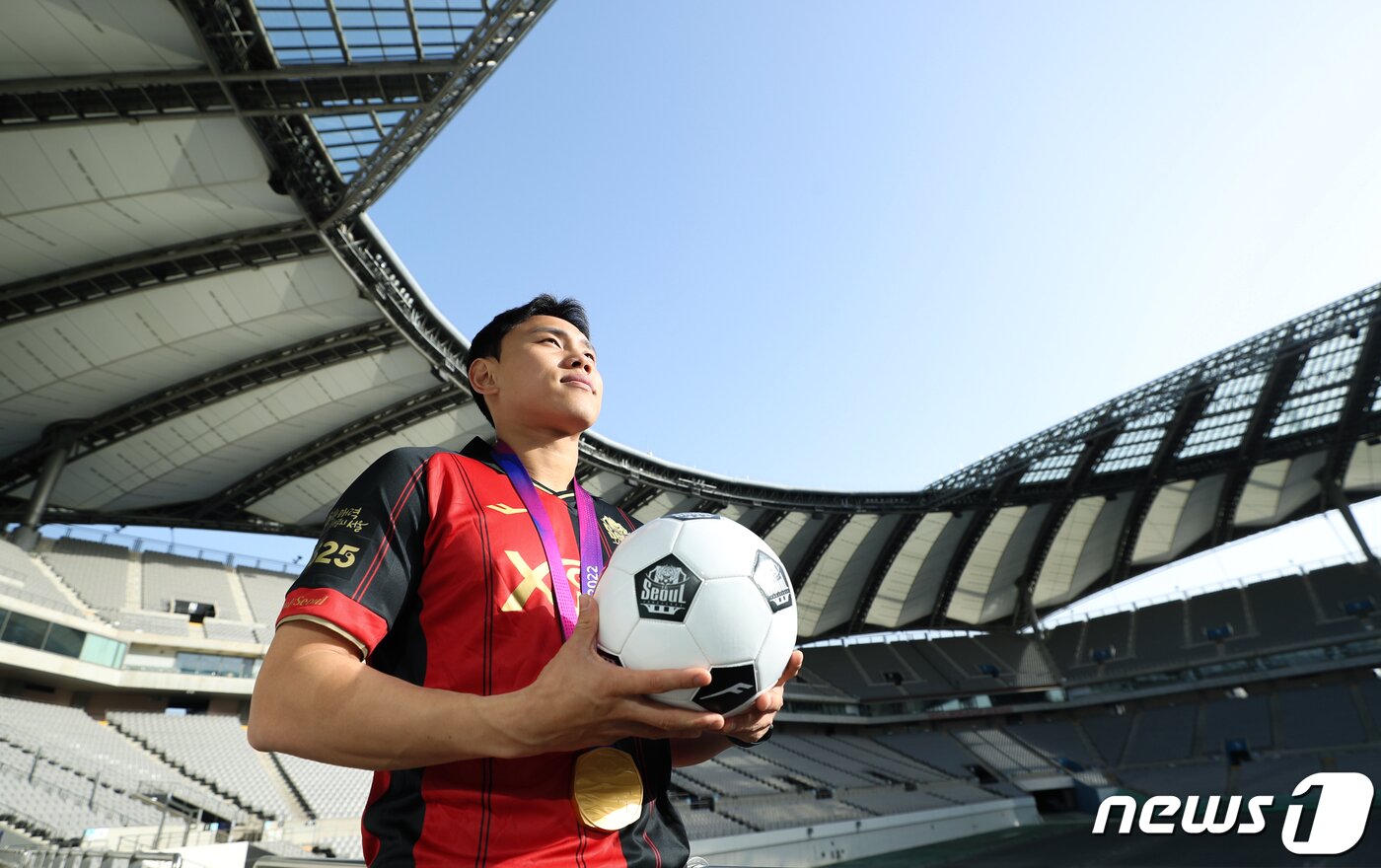 본문 이미지 - 김천상무를 조기 전역한 축구선수 조영욱(FC서울)이 7일 서울 마포구 상암월드컵경기장에서 열린 뉴스1과의 인터뷰에 앞서 포즈를 취하고 있다. 2023.12.8/뉴스1 ⓒ News1 권현진 기자