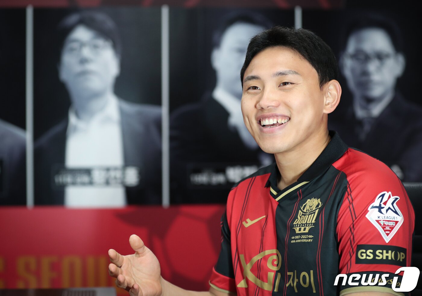 본문 이미지 - 김천상무를 조기 전역한 축구선수 조영욱(FC서울)이 7일 서울 마포구 상암월드컵경기장에서 열린 뉴스1과의 인터뷰에 앞서 포즈를 취하고 있다. 2023.12.8/뉴스1 ⓒ News1 권현진 기자