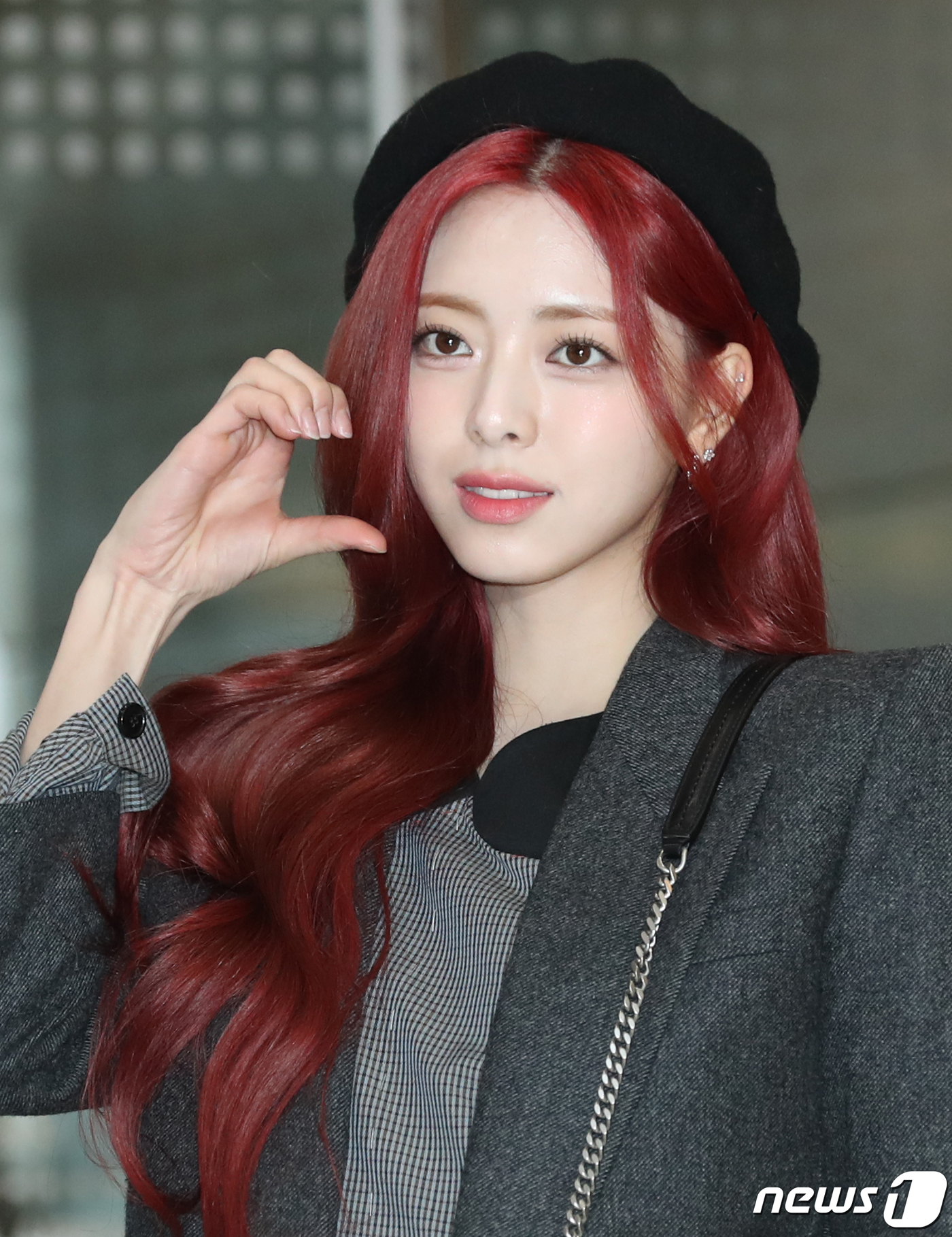 (김포공항=뉴스1) 권현진 기자 = 그룹 있지의 유나가 ‘2023 뮤직뱅크 글로벌 페스티벌’ 참석을 위해 8일 오전 김포국제공항에 도착해 일본 도쿄로 출국하기 전 인사를 하고 있다 …