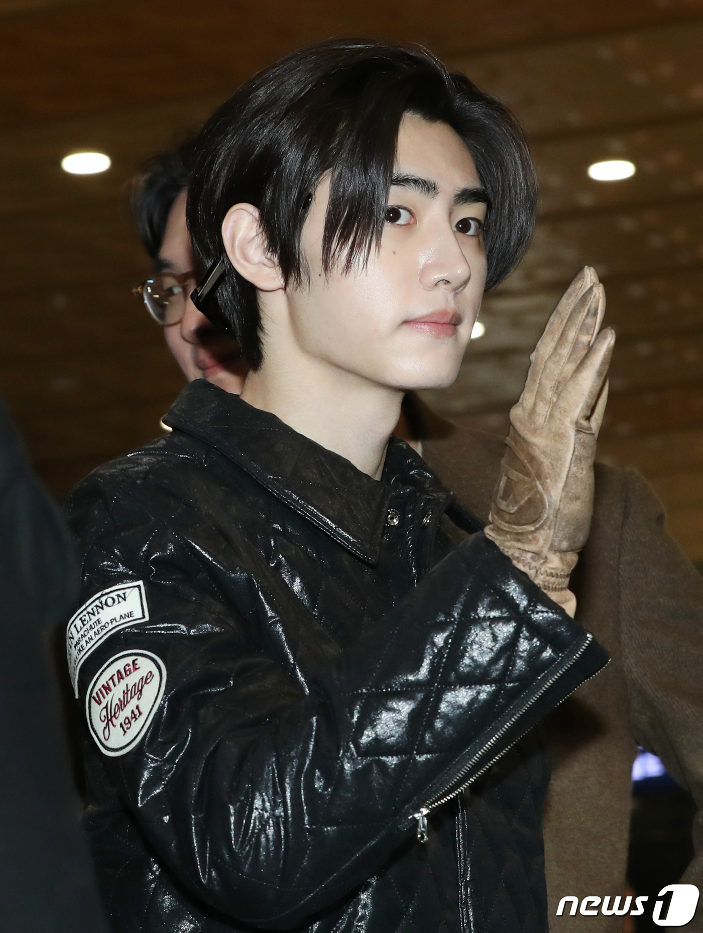 (김포공항=뉴스1) 권현진 기자 = 그룹 엔하이픈 성훈이 ‘2023 뮤직뱅크 글로벌 페스티벌’ 참석을 위해 생일인 8일 오전 김포국제공항을 통해 일본 도쿄로 출국하고 있다. 202 …