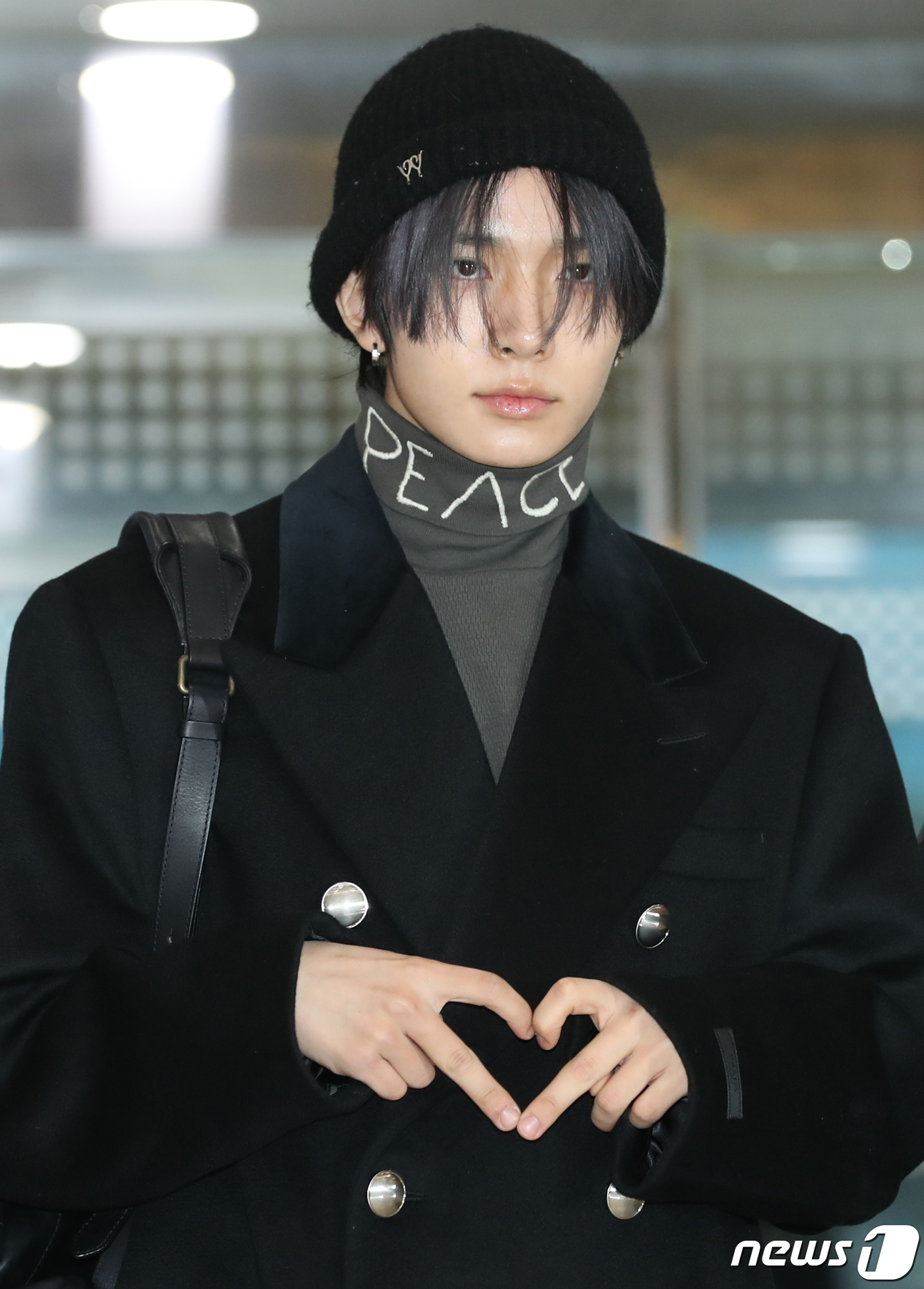 (김포공항=뉴스1) 권현진 기자 = 그룹 엔하이픈 희승이 ‘2023 뮤직뱅크 글로벌 페스티벌’ 참석을 위해 8일 오전 김포국제공항에 도착해 일본 도쿄로 출국하기 전 인사를 하고 있 …