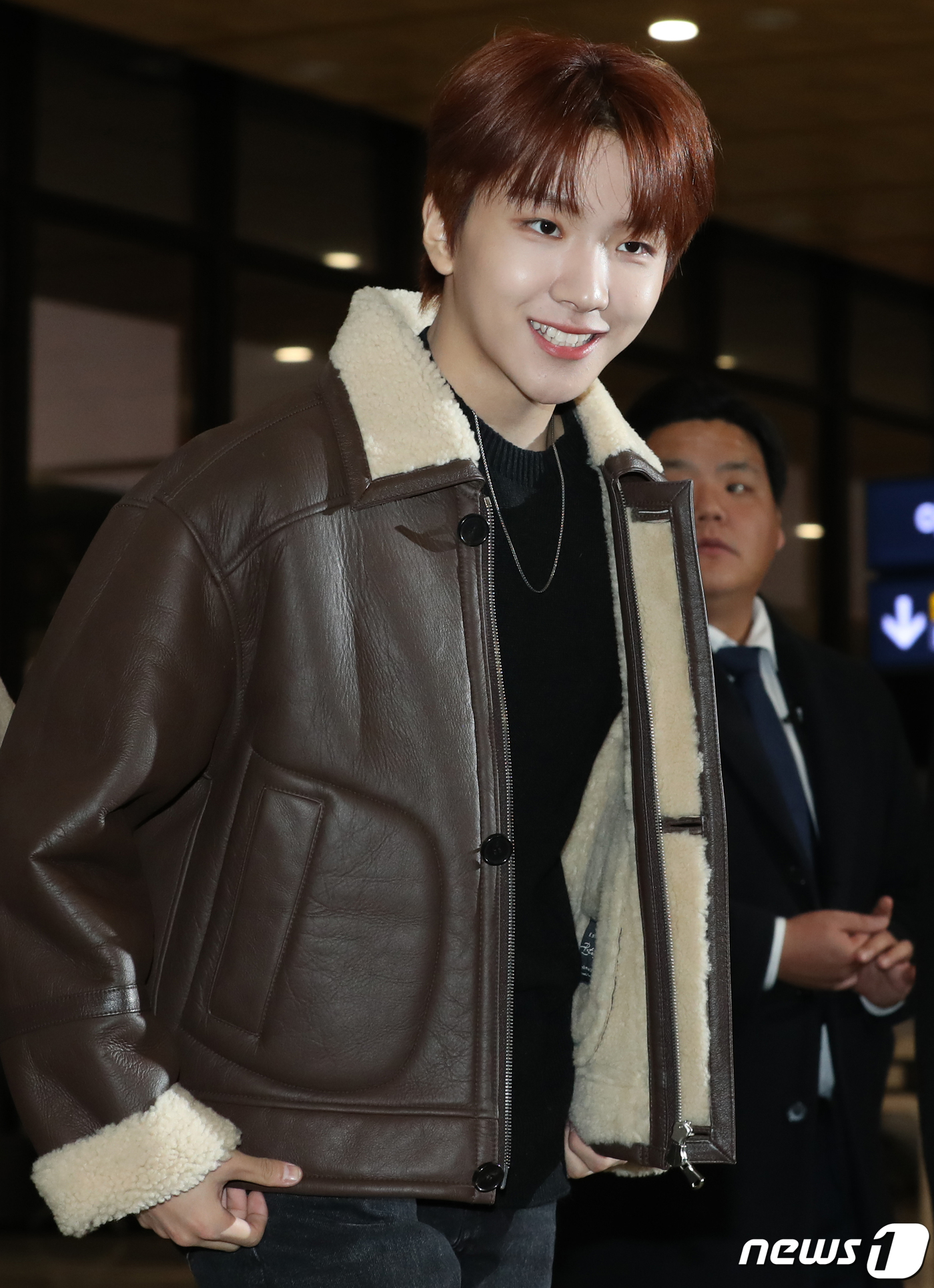 (김포공항=뉴스1) 권현진 기자 = 그룹 보이넥스트도어 운학이 ‘2023 뮤직뱅크 글로벌 페스티벌’ 참석을 위해 8일 오전 김포국제공항에 도착해 일본 도쿄로 출국하기 전 인사를 하 …