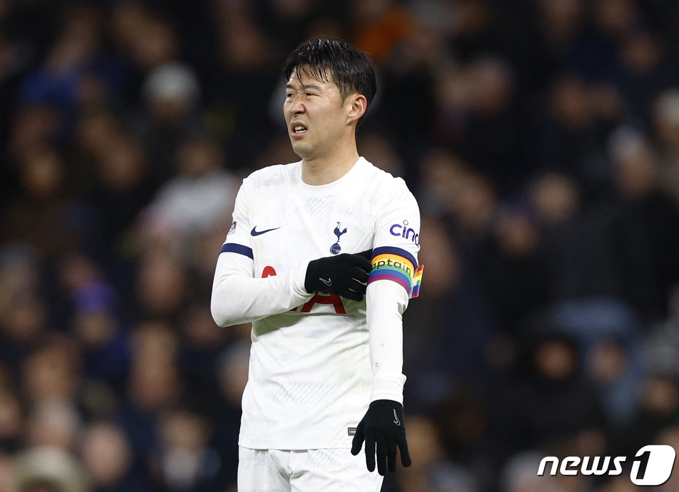 본문 이미지 - 토트넘의 손흥민이 7일(한국시간) 영국 런던 토트넘 홋스퍼 스타디움에서 열린 EPL 웨스트햄과 경기를 역전패로 마친 뒤 안타까워 하고 있다. 2023.11.8 ⓒ 로이터=뉴스1 ⓒ News1 우동명 기자