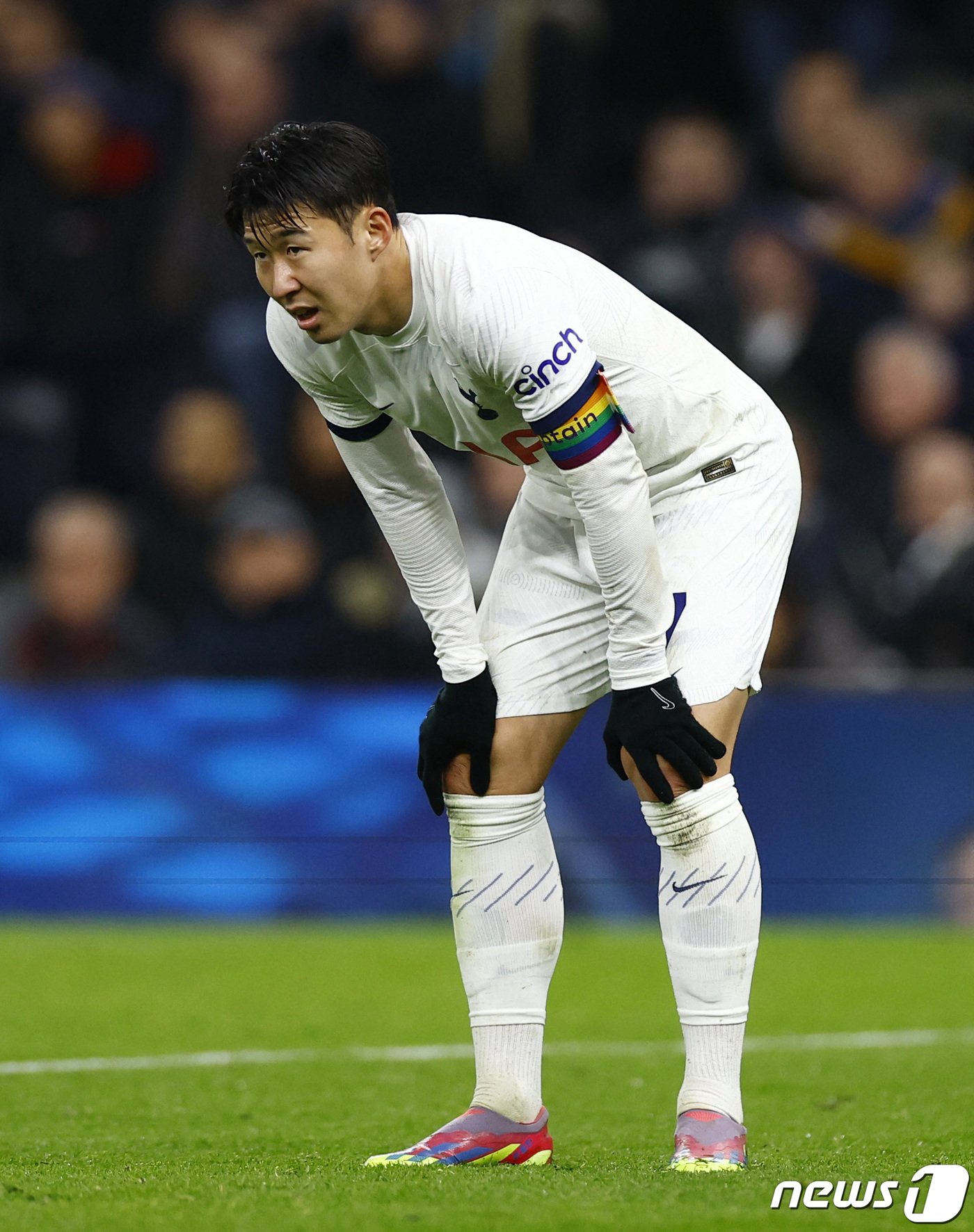 본문 이미지 - 토트넘의 손흥민이 7일(한국시간) 영국 런던 토트넘 홋스퍼 스타디움에서 열린 EPL 웨스트햄과 경기 중 숨을 고르고 있다. 2023.11.8 ⓒ 로이터=뉴스1 ⓒ News1 우동명 기자