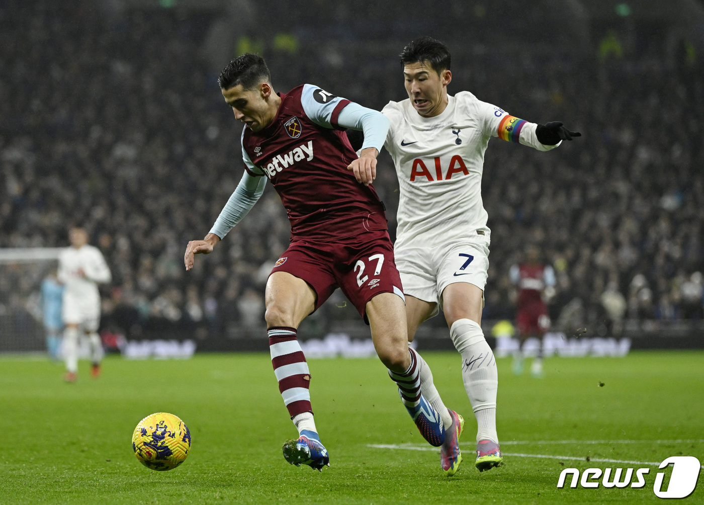 (런던 로이터=뉴스1) 우동명 기자 = 토트넘의 손흥민이 7일(한국시간) 영국 런던 토트넘 홋스퍼 스타디움에서 열린 EPL 웨스트햄과 경기서 상대 선수 나이프 아구에르드와 볼을 다 …