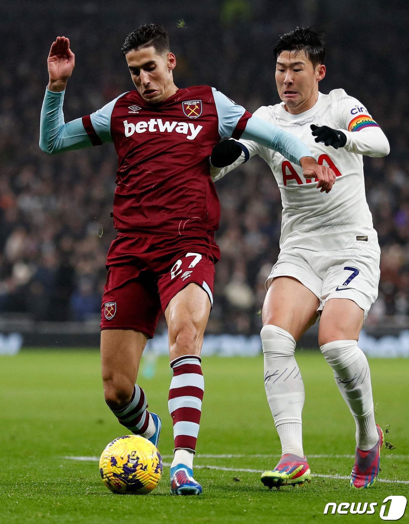 (런던 AFP=뉴스1) 우동명 기자 = 토트넘의 손흥민이 7일(한국시간) 영국 런던  홋스퍼 스타디움에서 열린 EPL 웨스트햄과 경기 중 상대 선수 나이프 아구에르드와 볼을 다투고 …