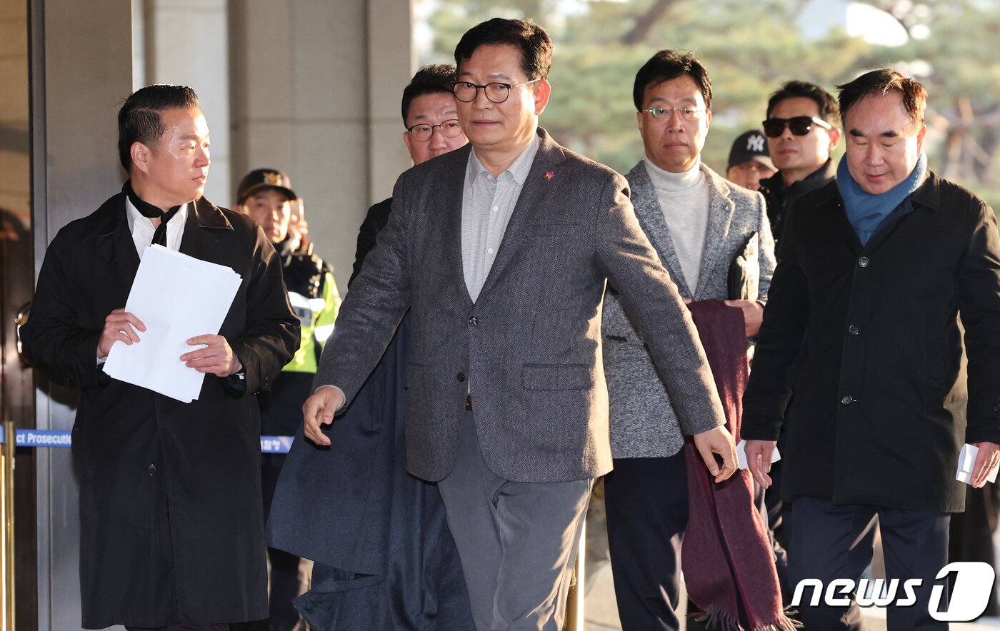 본문 이미지 - 민주당 돈봉투 사건의 '최종 수혜자'로 지목된 송영길 전 더불어민주당 대표가 첫 소환 조사를 받기 위해 8일 서울 서초구 서울중앙지방검찰청에 출석하고 있다. 2023.12.8/뉴스1 ⓒ News1 허경 기자