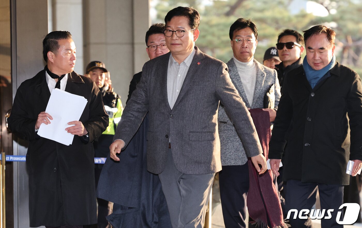 민주당 돈봉투 사건의 &#39;최종 수혜자&#39;로 지목된 송영길 전 더불어민주당 대표가 첫 소환 조사를 받기 위해 8일 서울 서초구 서울중앙지방검찰청에 출석하고 있다. 2023.12.8/뉴스1 ⓒ News1 허경 기자