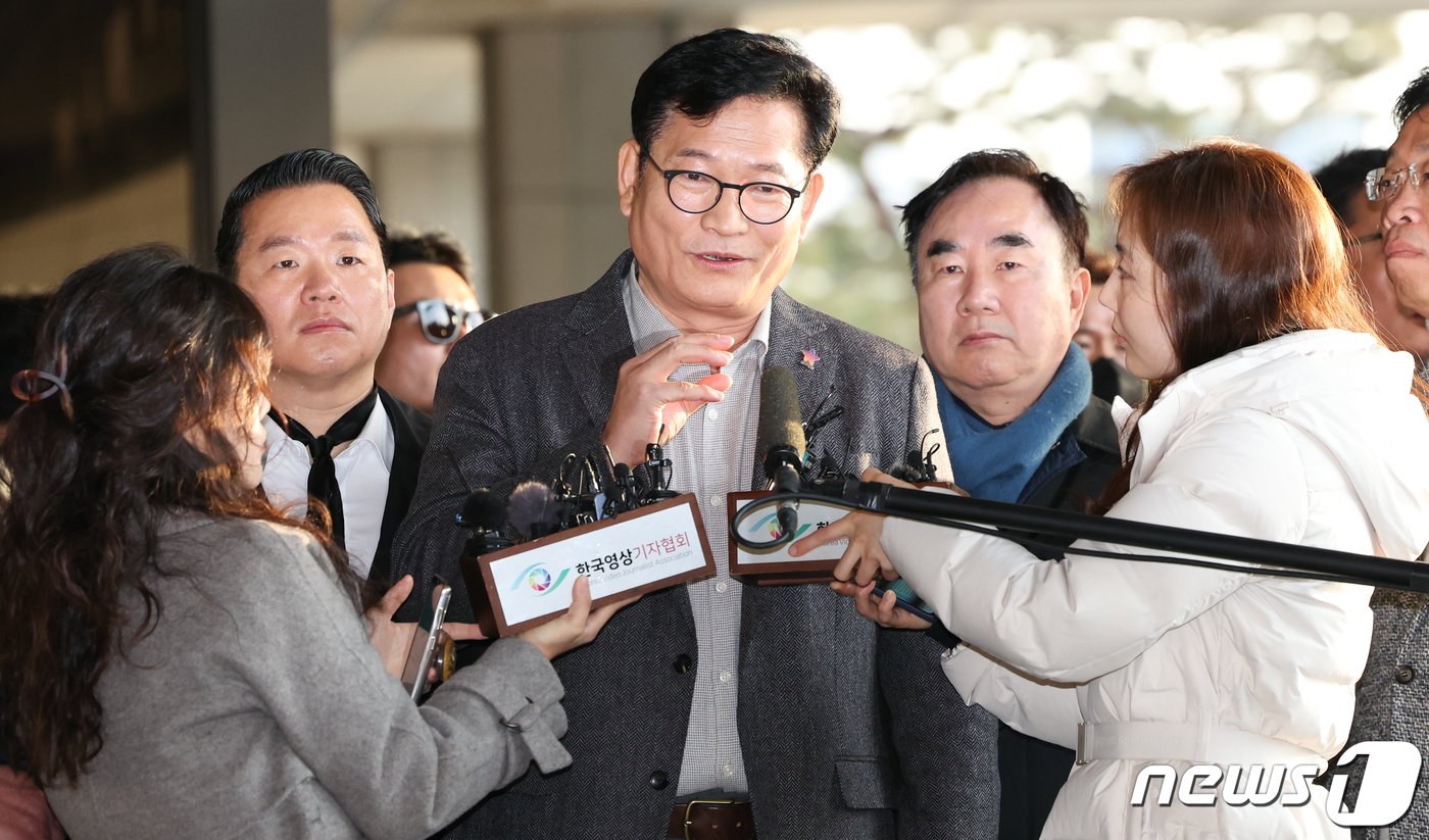 본문 이미지 - 민주당 돈봉투 사건의 '최종 수혜자'로 지목된 송영길 전 더불어민주당 대표가 첫 소환 조사를 받기 위해 8일 서울 서초구 서울중앙지방검찰청에 출석하며 취재진의 질의에 답하고 있다. 2023.12.8/뉴스1 ⓒ News1 허경 기자
