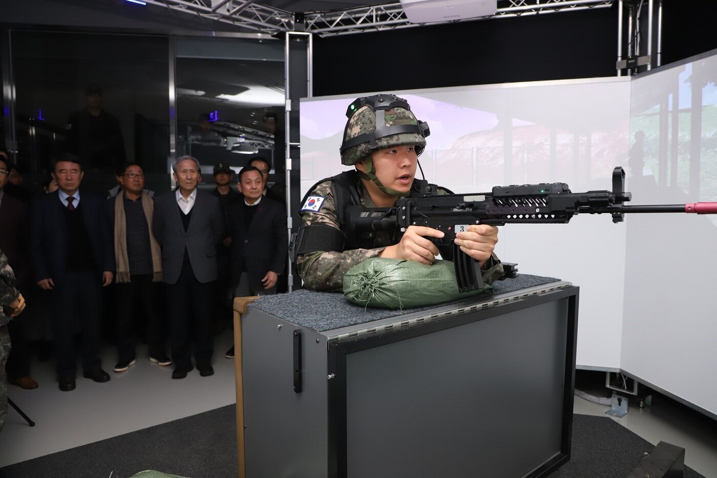 본문 이미지 - 대통령 직속 국방혁신위 민간위원과 국방부 소속 국방혁신특별자문위원들이 7일 오후 육군사관학교 내 '소부대 과학화 전술훈련장'을 방문했다. (국방부 제공)