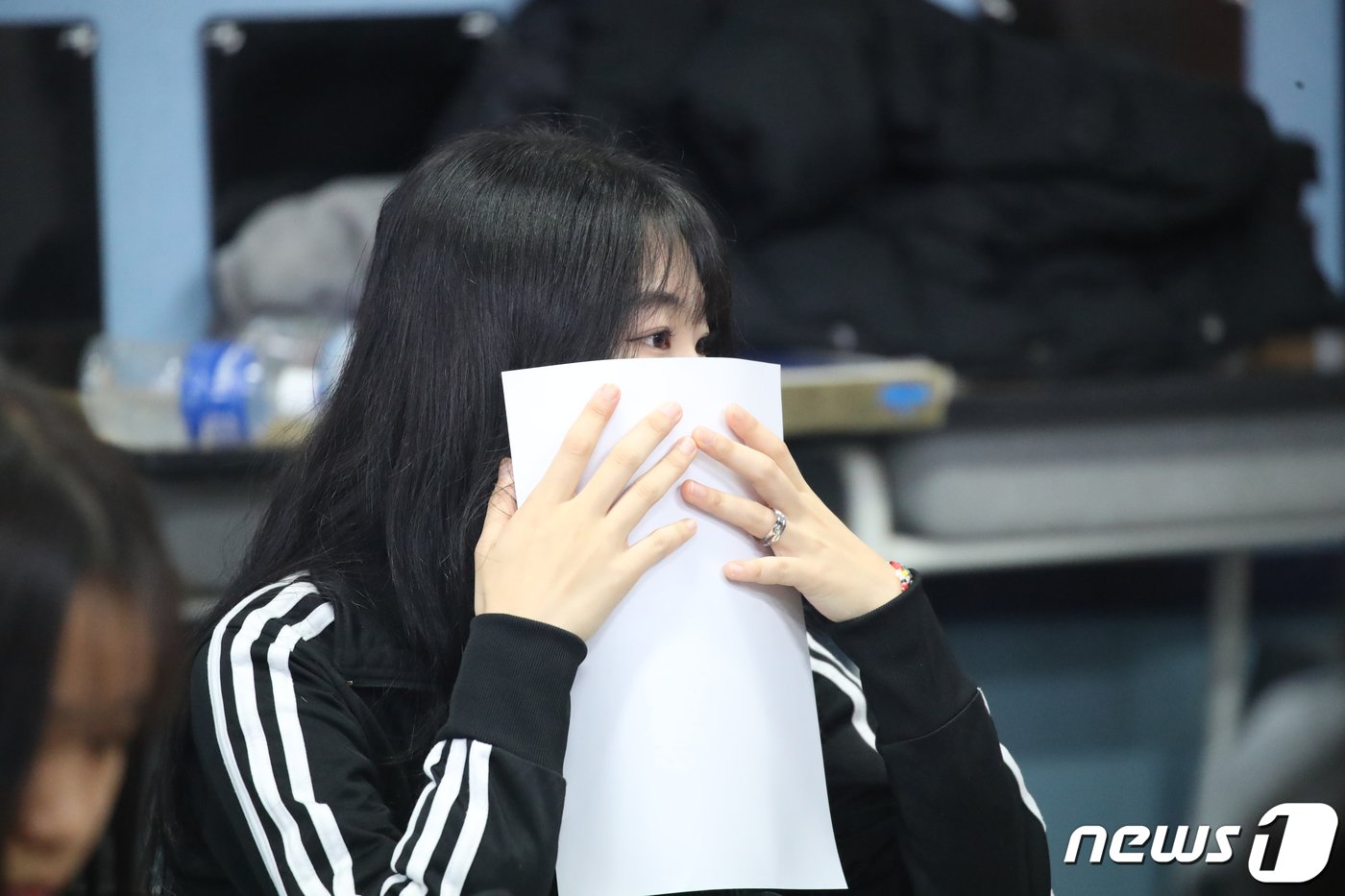 본문 이미지 - 2024학년도 대학수학능력시험 성적표가 배부된 8일 오전 광주 광산구 정광고등학교에서 성적표를 받은 고3 수험생들이 자신의 수능 점수를 확인하고 있다. 2023.12.8/뉴스1 ⓒ News1 김태성 기자