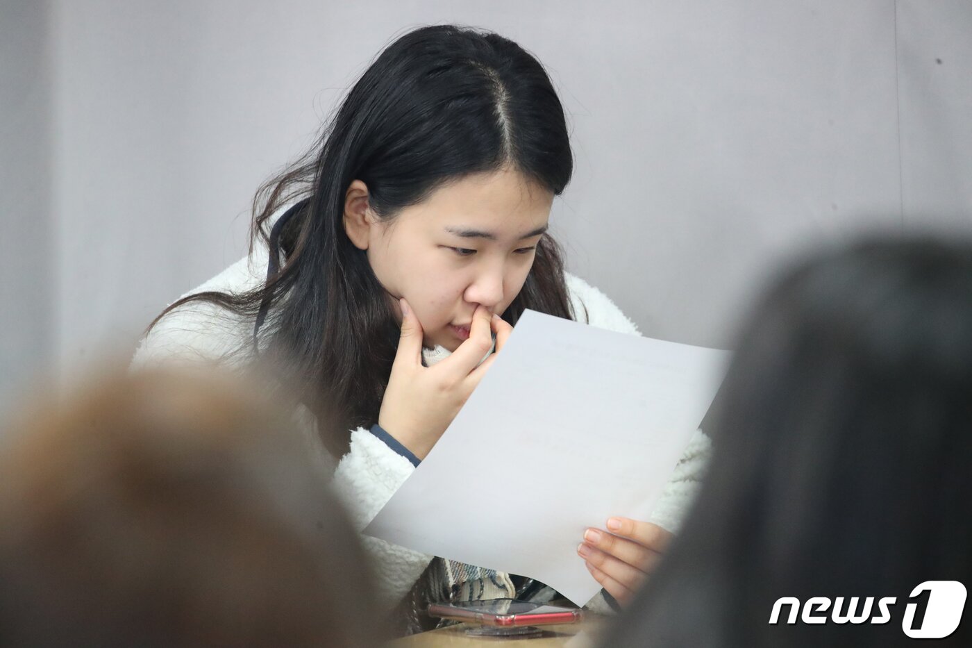 본문 이미지 - 2024학년도 대학수학능력시험 성적표가 배부된 8일 오전 광주 광산구 정광고등학교에서 성적표를 받은 고3 수험생들이 자신의 수능 점수를 확인하고 있다. 2023.12.8/뉴스1 ⓒ News1 김태성 기자