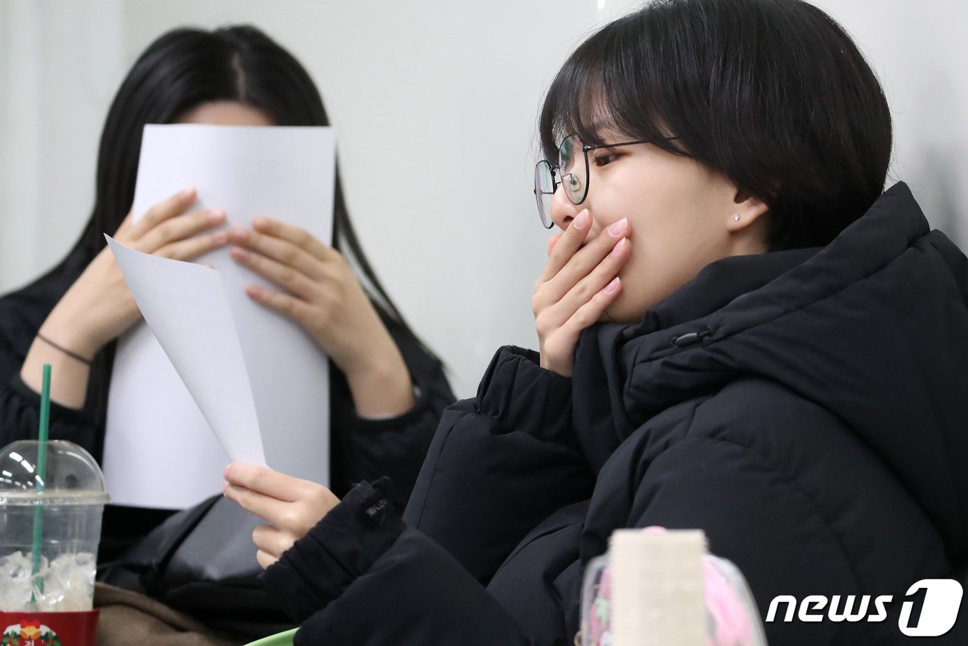 본문 이미지 - 2024학년도 대학수학능력시험 개인별 성적표가 교부된 8일 오전 대구 중구 남산동 경북여자고등학교에서 성적표를 받은 고3 수험생들이 자신의 수능 점수를 확인하고 있다. 2023.12.8/뉴스1 ⓒ News1 공정식 기자