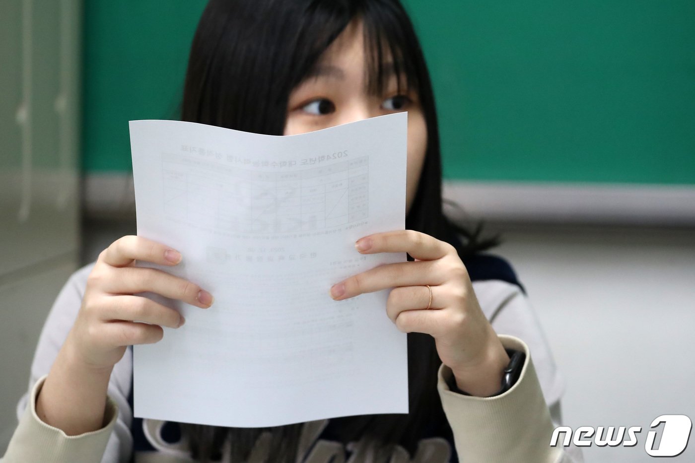 본문 이미지 - 2024학년도 대학수학능력시험 개인별 성적표가 교부된 8일 오전 대구 중구 남산동 경북여자고등학교에서 성적표를 받은 고3 수험생들이 자신의 수능 점수를 확인하고 있다. 2023.12.8/뉴스1 ⓒ News1 공정식 기자