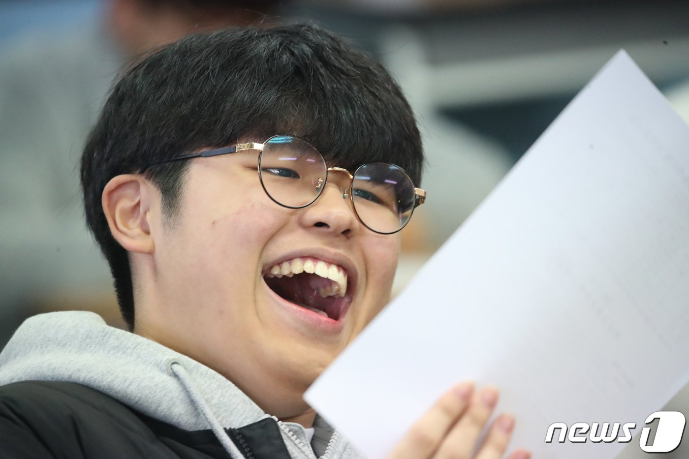 본문 이미지 - 2024학년도 대학수학능력시험 성적표가 배부된 8일 오전 광주 광산구 정광고등학교에서 성적표를 받은 고3 수험생들이 자신의 수능 점수를 확인하고 있다. 2023.12.8/뉴스1 ⓒ News1 김태성 기자