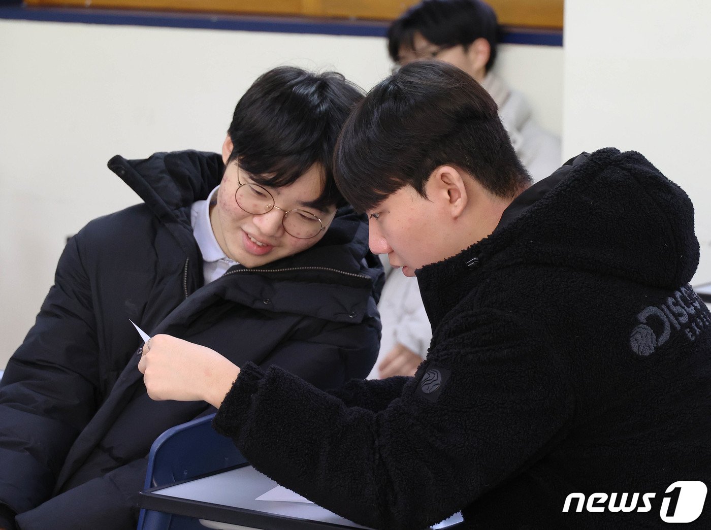 본문 이미지 - 8일 오전 서울 종로구 경복고등학교 3학년 교실에서 수능성적표를 받은 학생들이 자신의 성적을 확인하고 있다. 2023.12.8/뉴스1 ⓒ News1 사진공동취재단