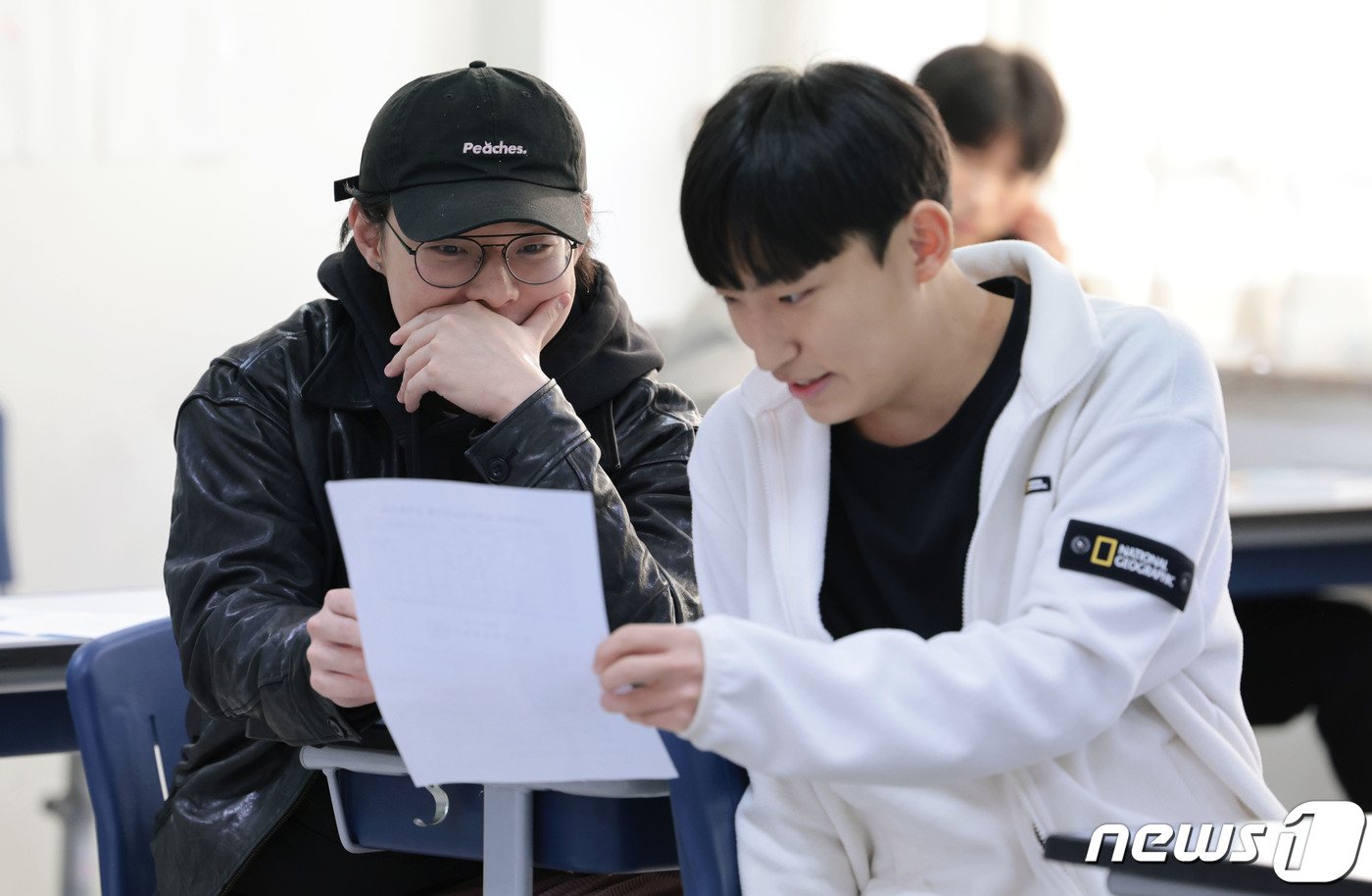 본문 이미지 - 2024학년도 대학수학능력시험 성적표 배부일인 8일 오전 서울 종로구 경복고등학교에서 3학년 학생들이 성적을 확인하고 있다. 2023.12.8/뉴스1 ⓒ News1 사진공동취재단