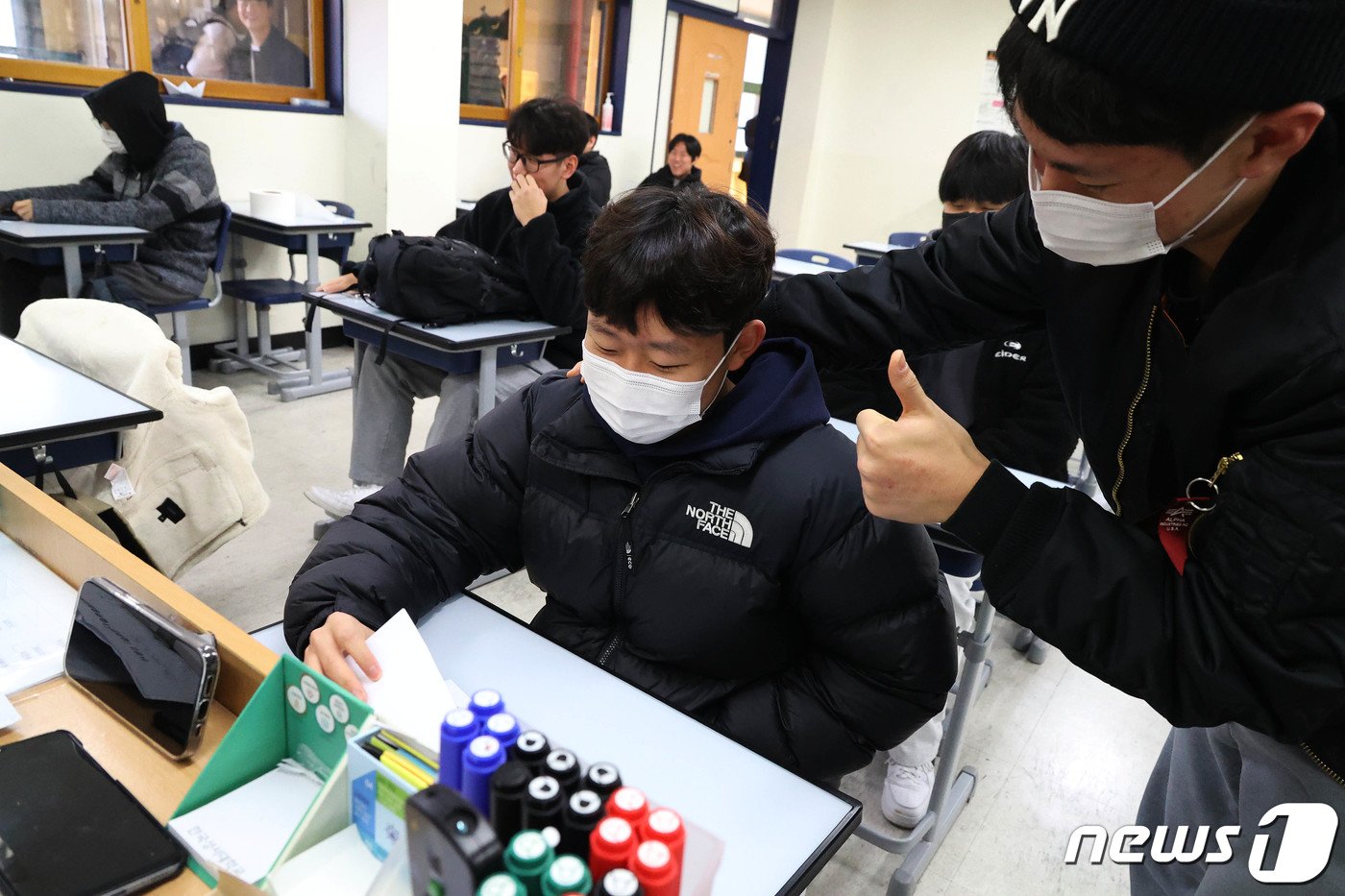 본문 이미지 - 2024학년도 대학수학능력시험 성적표 배부일인 8일 오전 서울 종로구 경복고등학교에서 한 학생이 친구에게 엄지 손가락을 치켜세우고 있다. 2023.12.8/뉴스1 ⓒ News1 사진공동취재단