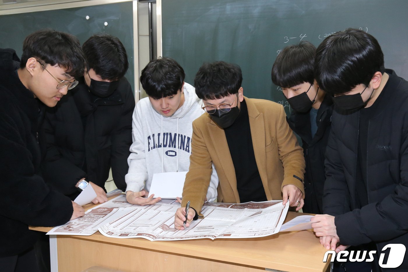 본문 이미지 - 2024학년도 대학수학능력시험(수능) 성적표 배부일인 8일 오전 대전 둔원고등학교에서 3학년 학생들이 교사와 대입상담을 받고 있다. 2023.12.8/뉴스1 ⓒ News1 김기태 기자