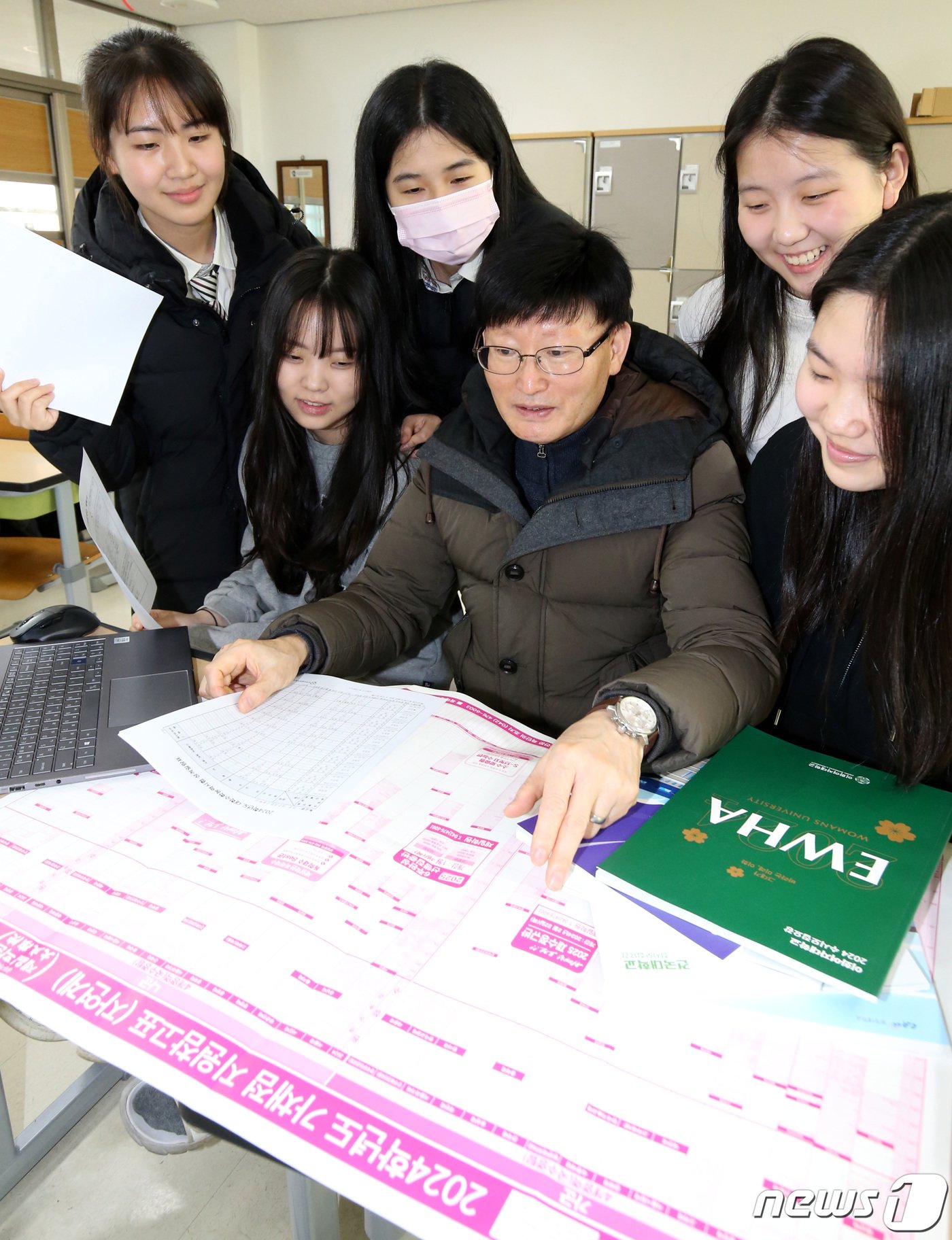 2024학년도 대학수학능력시험&#40;수능&#41; 성적표 배부일인 8일 오전 대전 괴정고등학교에서 3학년 학생들이 교사와 대입상담을 받고 있다. 2023.12.8 ⓒ News1 김기태 기자