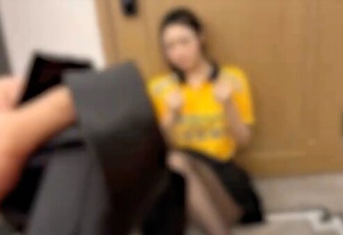 본문 이미지 - 수십만명의 팔로워를 거느린 중국의 유명 인플루언서가 섹시한 의상을 입고 배달원을 성적 대상으로 묘사해 논란이 되고 있다. SCMP 갈무리
