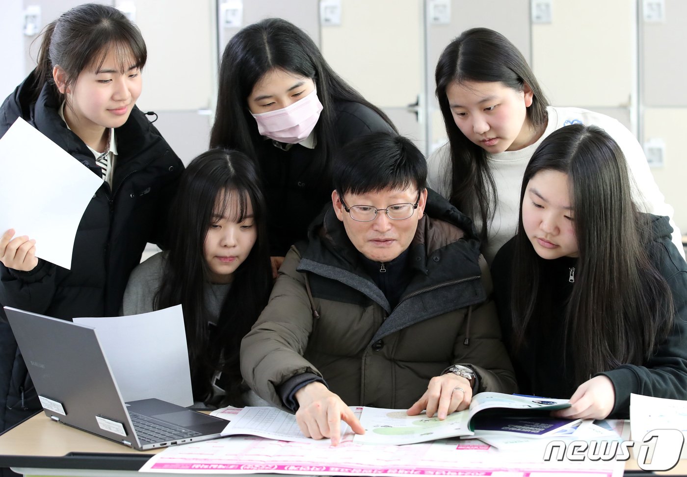 2024학년도 대학수학능력시험&#40;수능&#41; 성적표 배부일인 8일 오전 대전 괴정고등학교에서 3학년 학생들이 교사와 대입상담을 받고 있다. 2023.12.8./뉴스1 ⓒ News1 김기태 기자