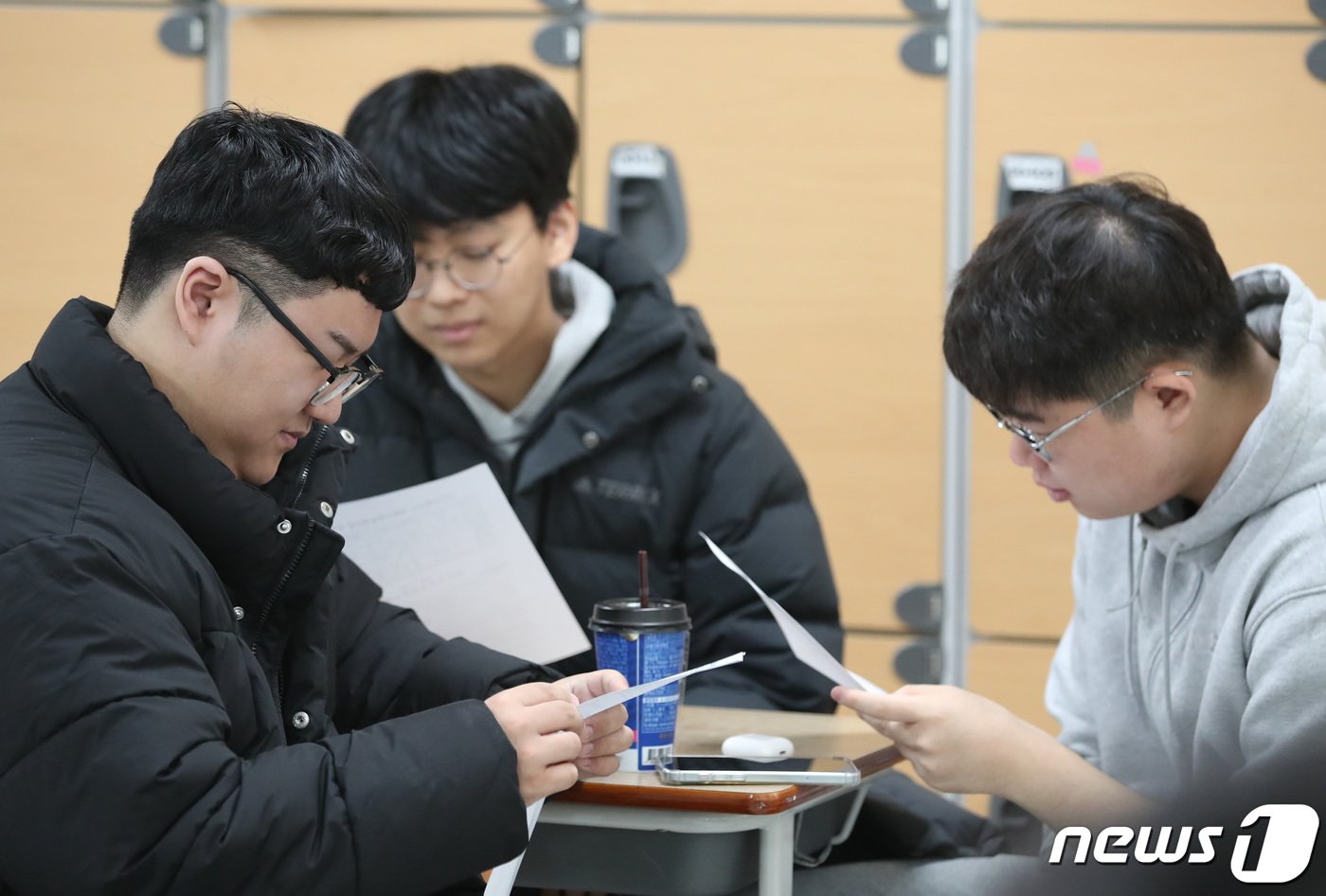 본문 이미지 - 2024학년도 대학수학능력시험(수능) 성적표 배부일인 8일 오전 대전 둔원고등학교에서 3학년 학생들이 성적을 확인하고 있다. 2023.12.8/뉴스1 ⓒ News1 김기태 기자