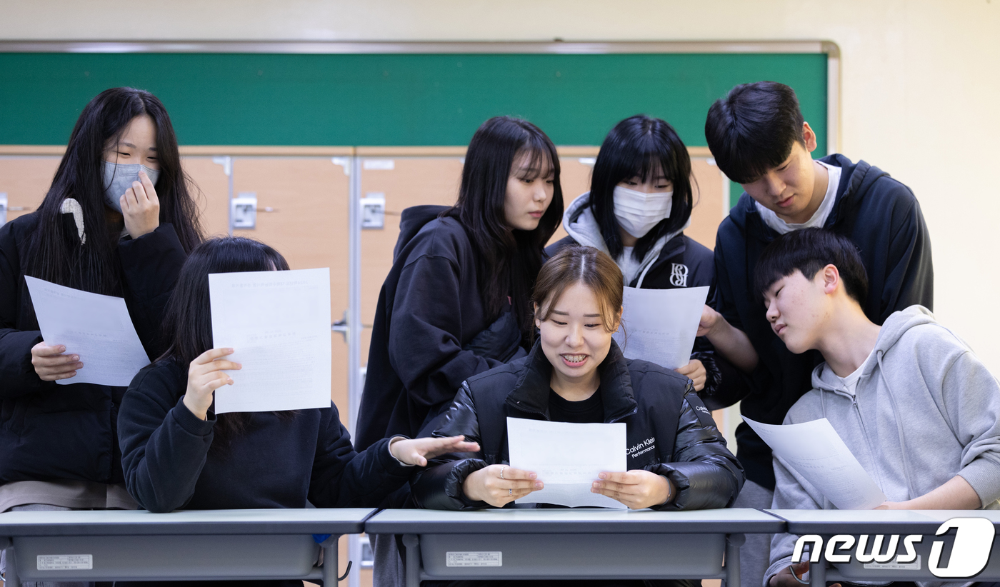 (수원=뉴스1) 이재명 기자 = 2024학년도 대학수학능력시험(수능) 성적표 배부일인 8일 오전 경기도 수원시 영통구 효원고등학교에서 3학년 학생들이 점수를 확인하고 있다. 202 …