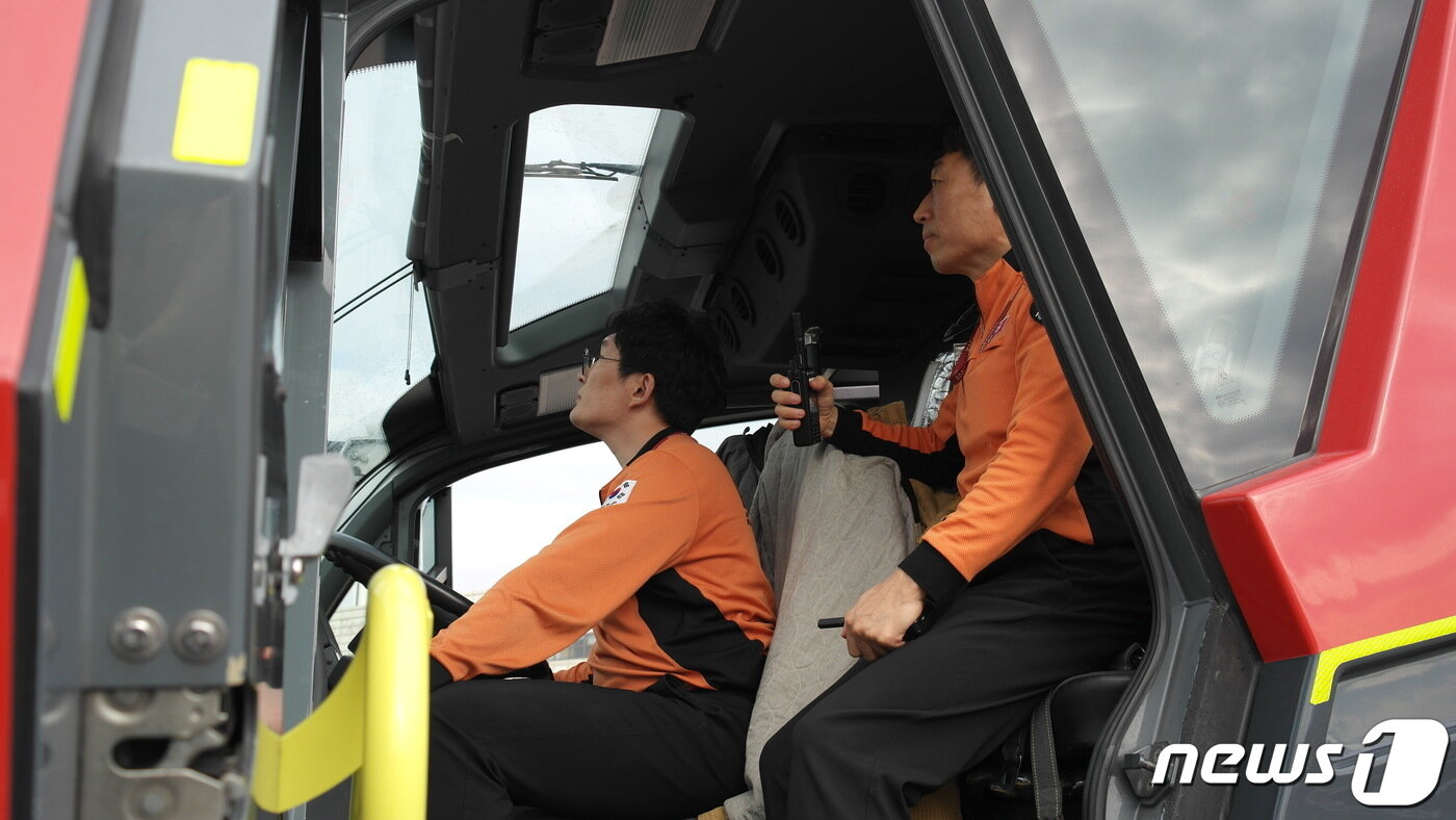 본문 이미지 - 심수성 구조조장(오른쪽)이 항공용 구조소방차량에 있다. 2023.11.22/뉴스1 ⓒ News1 금준혁 기자