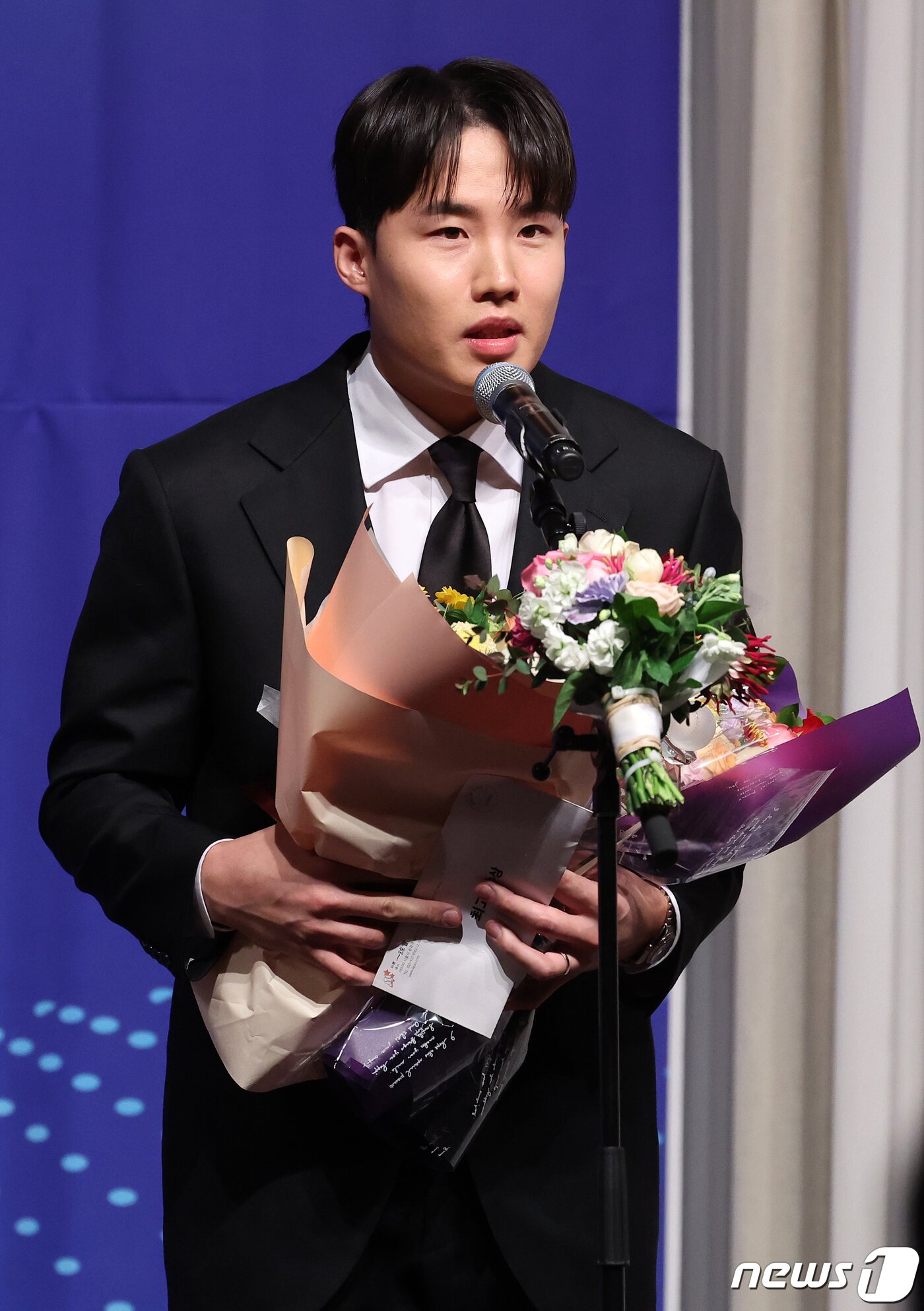 본문 이미지 - LG 트윈스 임찬규가 8일 오전 서울 강남구 호텔 리베라 청담 베르사이유홀에서 열린 ‘2023 뉴트리디데이 일구상’ 시상식에서 최고 투수상을 수상 후 소감을 말하고 있다. 2023.12.8/뉴스1 ⓒ News1 김진환 기자
