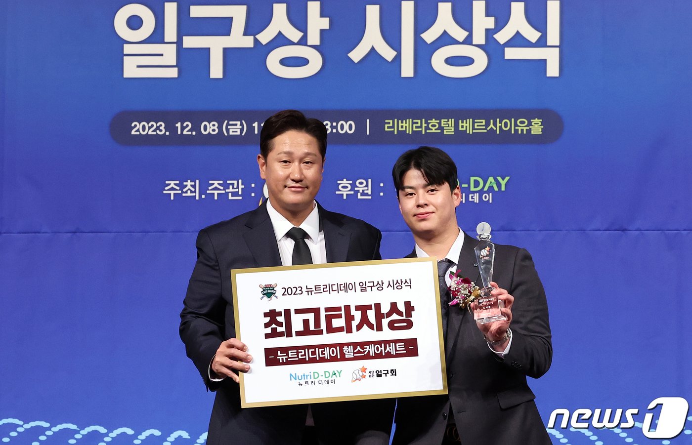 본문 이미지 - 한화 이글스 노시환이 8일 오전 서울 강남구 호텔 리베라 청담 베르사이유홀에서 열린 ‘2023 뉴트리디데이 일구상’ 시상식에서 최고 타자상을 수상 후 JTBC 예능 '최강야구'의 이대호와 기념 촬영을 하고 있다. 2023.12.8/뉴스1 ⓒ News1 김진환 기자