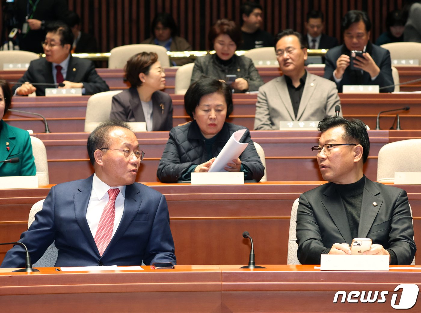 본문 이미지 - 윤재옥 국민의힘 원내대표가 8일 서울 여의도 국회에서 열린 의원총회에서 이양수 원내수석부대표와 대화를 하고 있다. 2023.12.8/뉴스1 ⓒ News1 송원영 기자