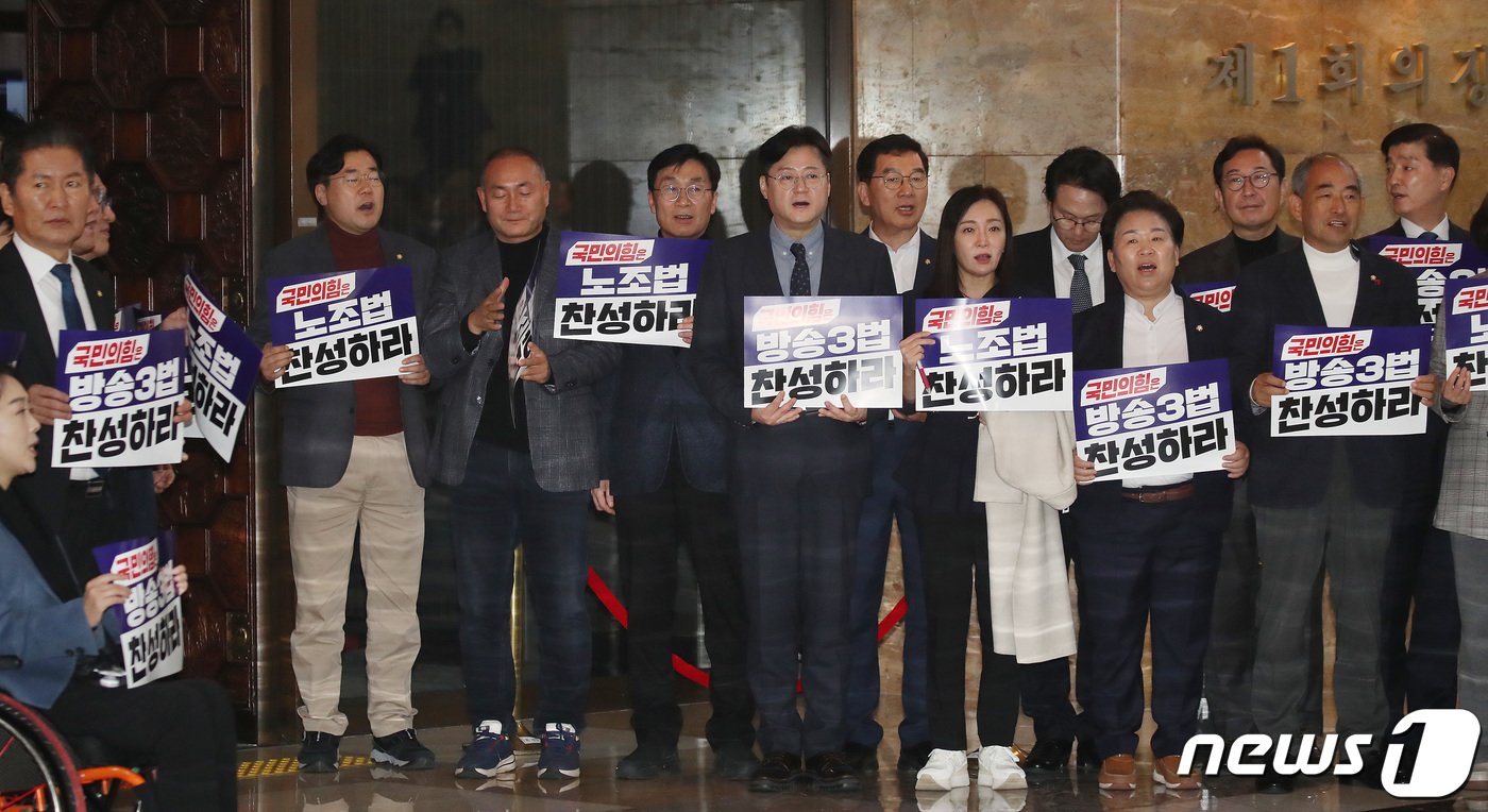 본문 이미지 - 홍익표 더불어민주당 원내대표 및 의원들이 8일 오후 서울 여의도 국회 로텐더홀에서 노조법 및 방송3법 찬성 촉구 피켓팅을 펼치고 있다. 2023.12.8/뉴스1 ⓒ News1 임세영 기자