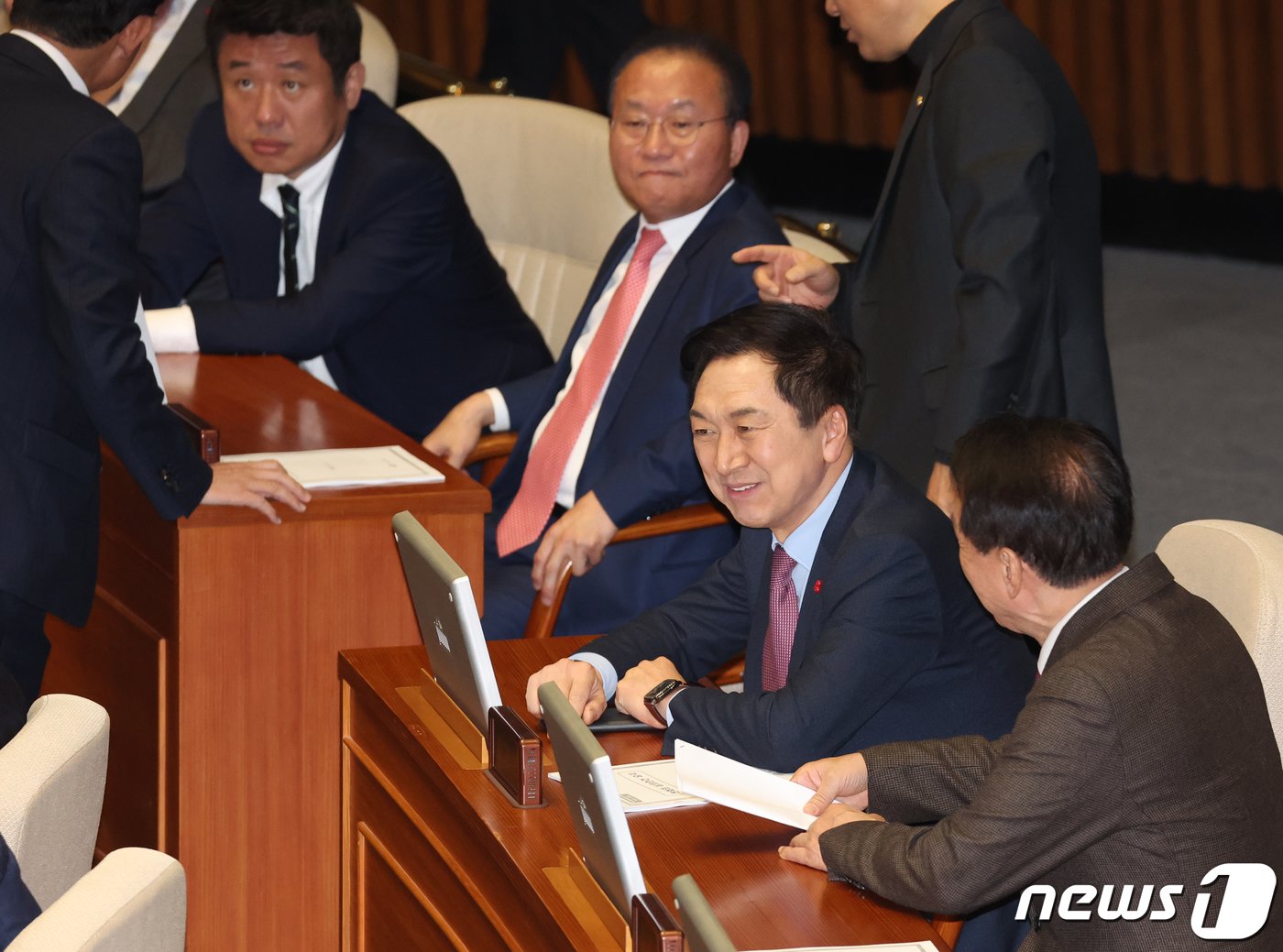 본문 이미지 - 김기현 국민의힘 대표가 8일 서울 여의도 국회 본회의장에서 열린 제410회국회(정기회) 제14차 본회의에서 김석기 의원과 대화하고 있다. 2023.12.8/뉴스1 ⓒ News1 송원영 기자