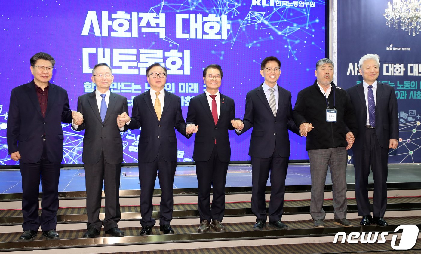 본문 이미지 - 이원덕 노사공포럼 대표(왼쪽 두 번째부터), 이동근 한국경영자총협회(경총) 부회장, 이정식 고용노동부 장관, 김문수 경제사회노동위원회 위원장, 김동명 한국노총 위원장, 허재준 한국노동연구원 원장이 8일 서울 여의도 CCMM빌딩에서 열린 ‘함께 만드는 노동의 미래 : 한국형 노동4.0과 사회적 대화’ 대토론회에서 포즈를 취하고 있다. 2023.12.8./뉴스1 ⓒ News1 권현진 기자