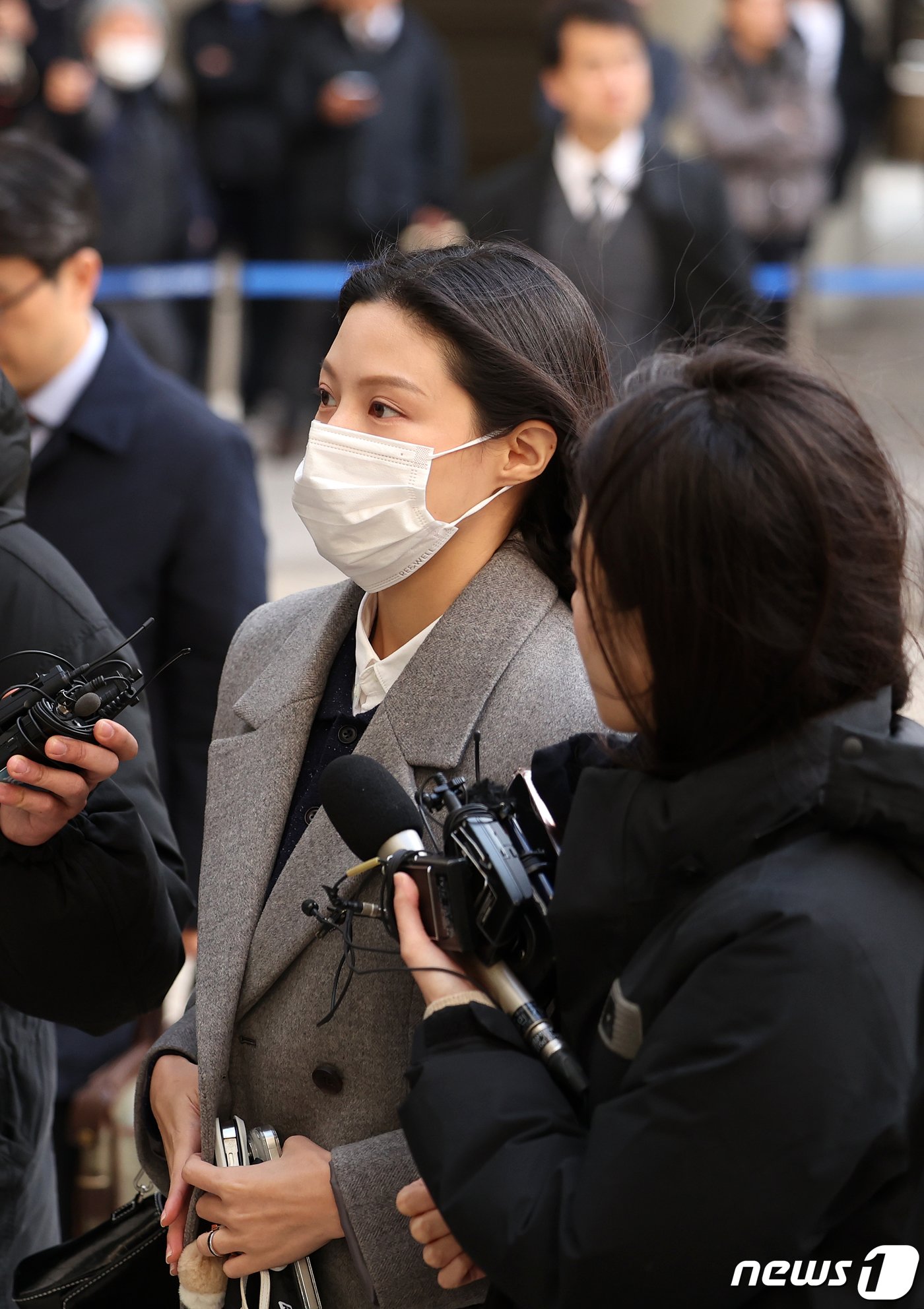 조국 전 법무부 장관 딸 조민씨가 8일 오후 서울 서초구 서울중앙지방법원에서 허위작성공문서행사, 업무방해, 위계공무집행방해 혐의 관련 공판에 출석하고 있다. 2023.12.8/뉴스1 ⓒ News1 김진환 기자