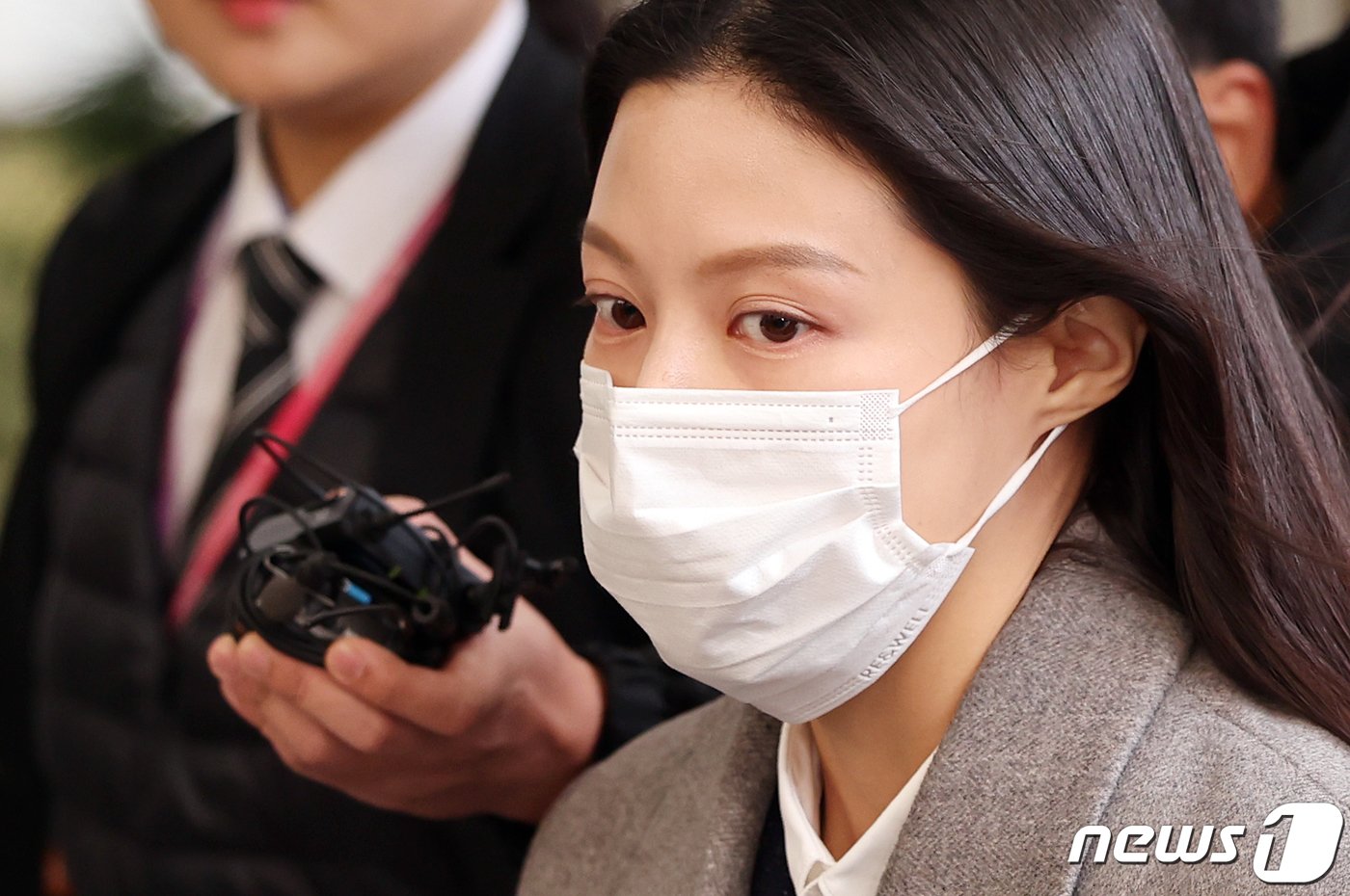 본문 이미지 - 조국 전 법무부 장관 딸 조민씨가 8일 오후 서울 서초구 서울중앙지방법원에서 허위작성공문서행사, 업무방해, 위계공무집행방해 혐의 관련 공판에 출석하고 있다. 2023.12.8/뉴스1 ⓒ News1 김진환 기자